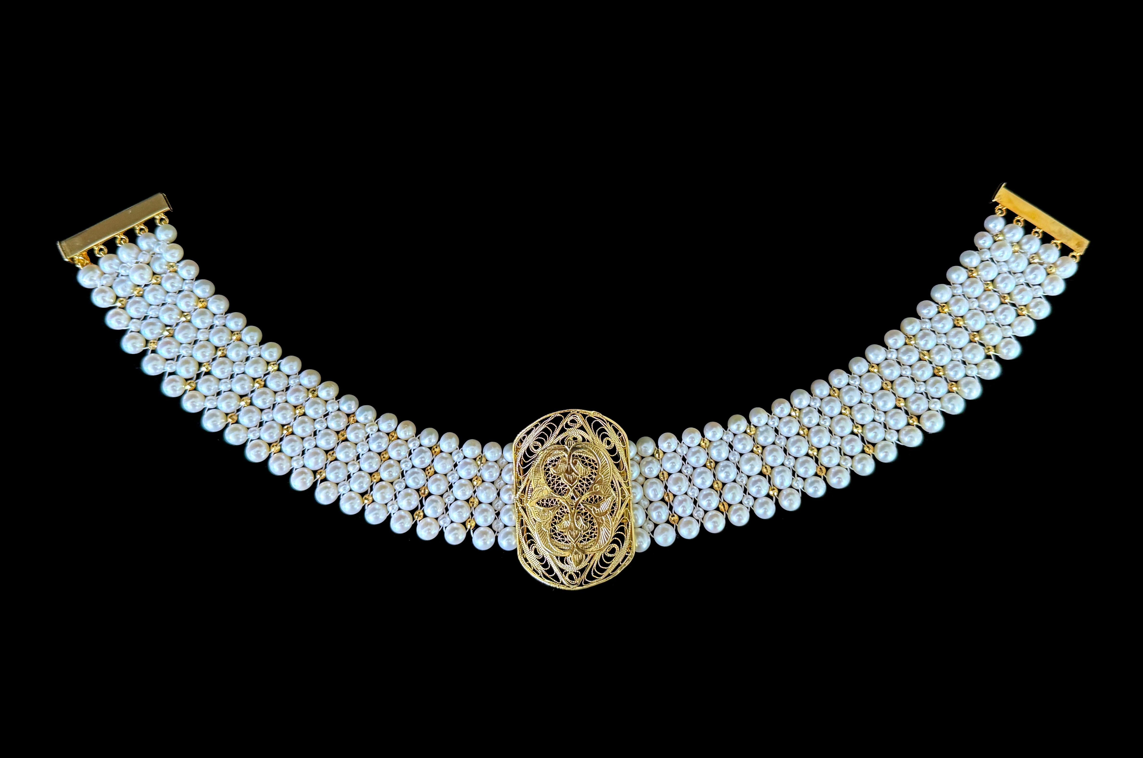 Perlina Marina J. Girocollo di perle intrecciate con centrotavola in filigrana d'epoca e finiture in oro in vendita