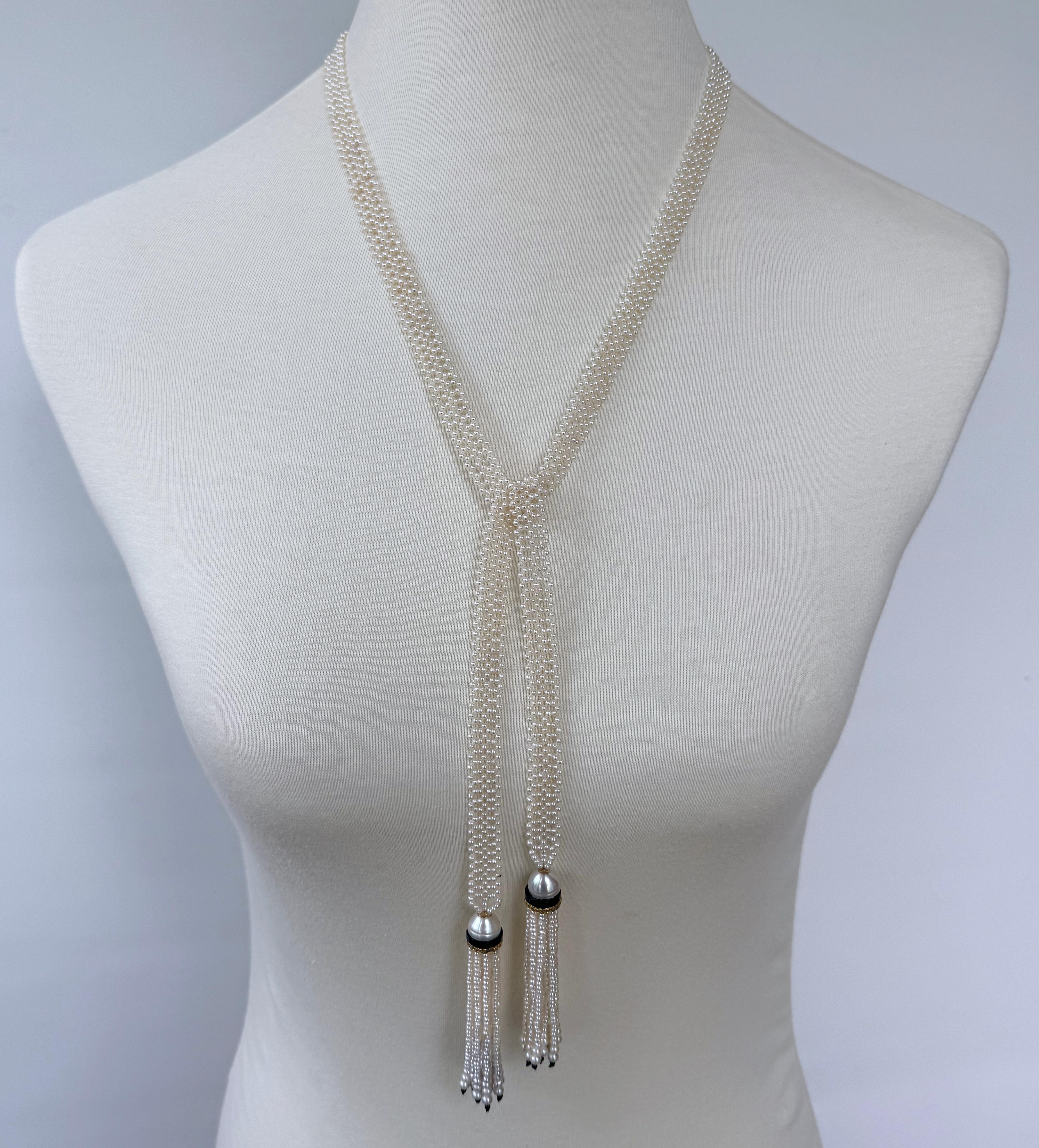 Splendido Lariat unico nel suo genere / Sautoir di Mairna J.
Questo pezzo è realizzato con tutte perle di semi intricatamente intrecciate tra loro in un disegno stretto e simile a un pizzo. Le perle di semi di questo pezzo hanno una morbida