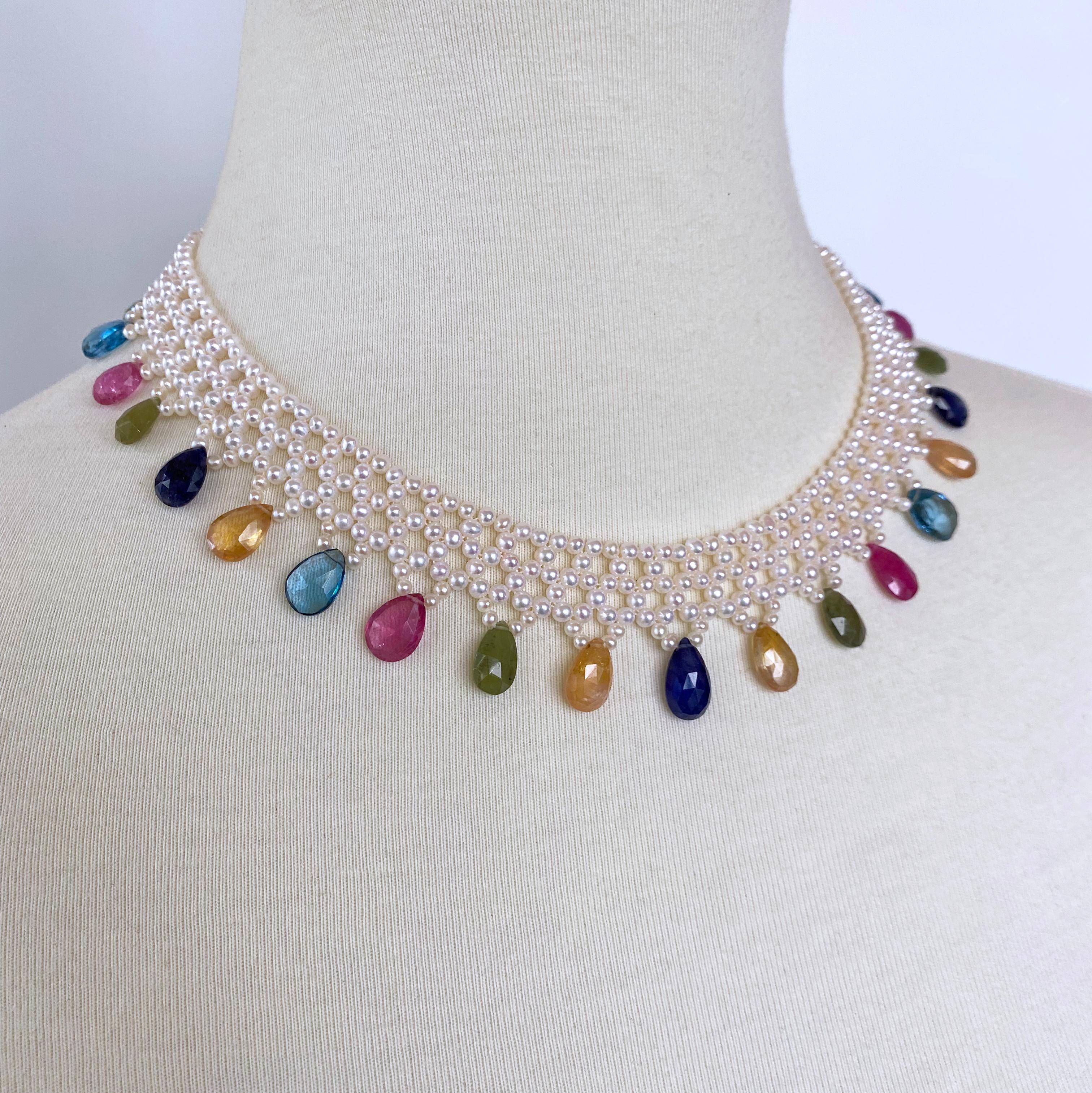 Klassische, handgeflochtene Halskette von Marina J. Dieses Stück besteht aus Zuchtperlen mit strahlend weißem Glanz, die kunstvoll zu einem feinen, spitzenähnlichen Muster verwoben sind - geschmückt mit abgestuften, mehrfarbigen Halbedelsteinen.