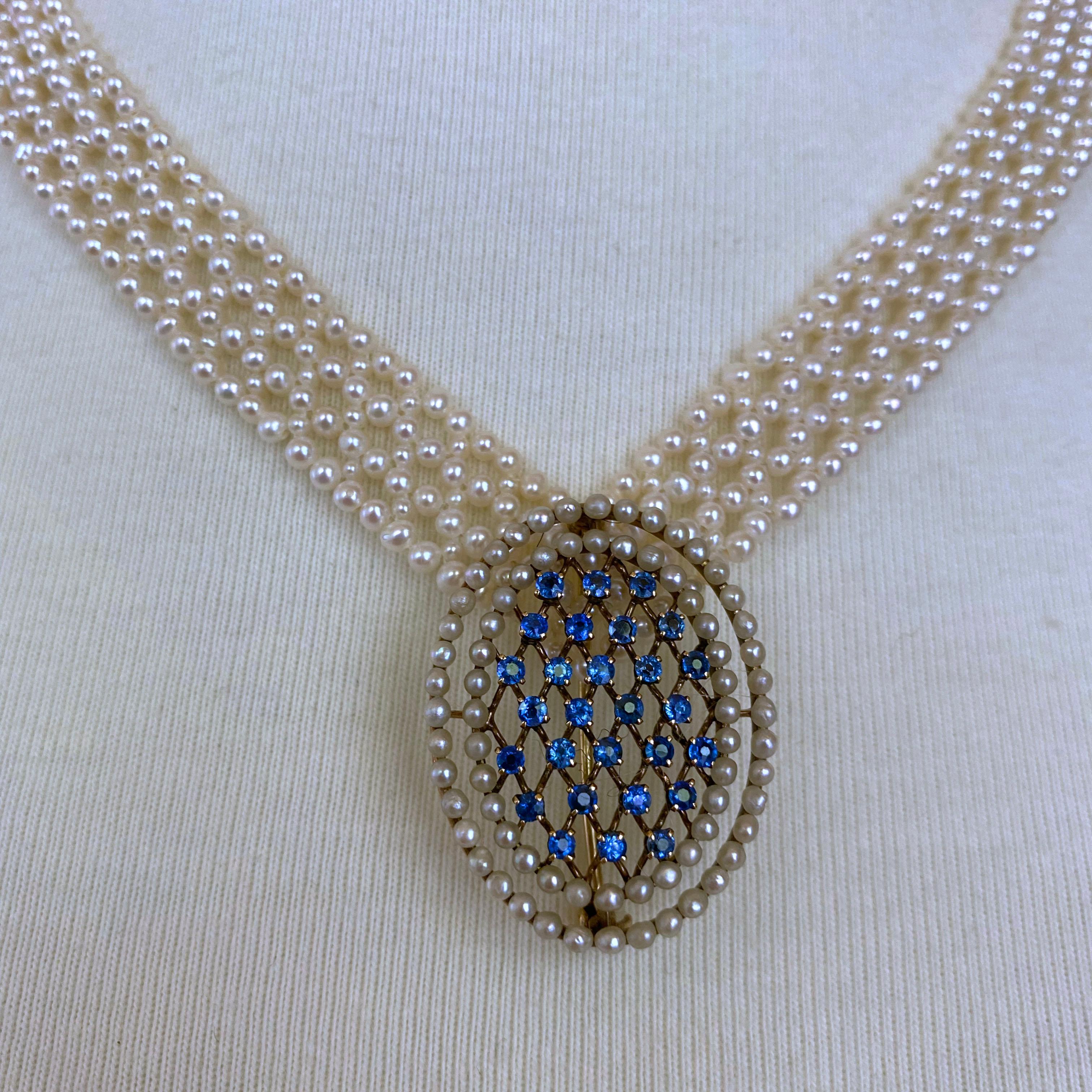 Ein wunderschönes Stück von Marina J. Diese atemberaubende Halskette besteht aus echten weißen Zuchtperlen, die in einem engen, spitzenähnlichen Design miteinander verwoben sind. V-förmig gewebt, betont es perfekt Hals und Dekolleté. Das Perlenband
