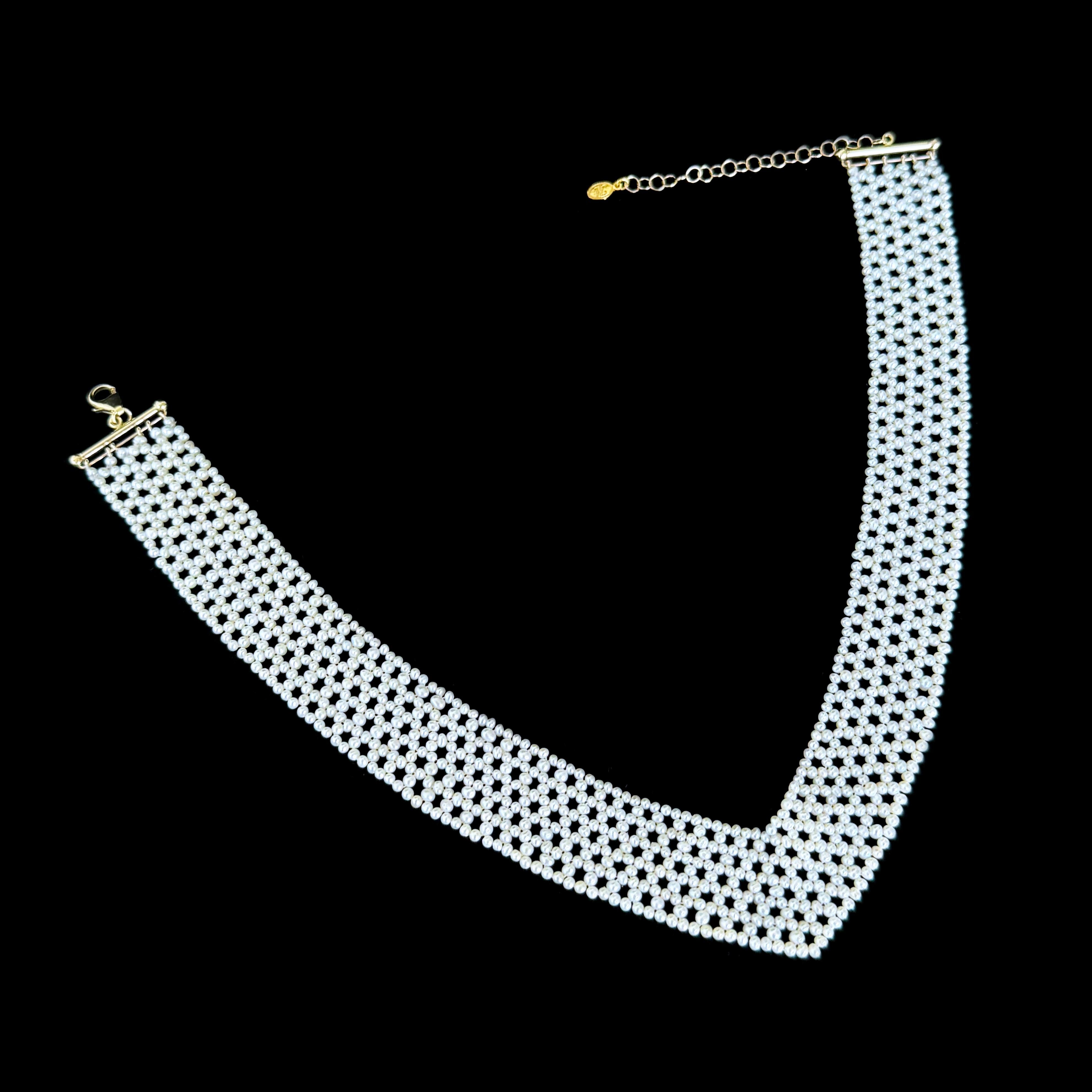 Splendido pezzo di Marina J. 
Questa collana è composta da vere perle bianche coltivate, intrecciate tra loro in un disegno simile a un merletto. Intrecciato a forma di 