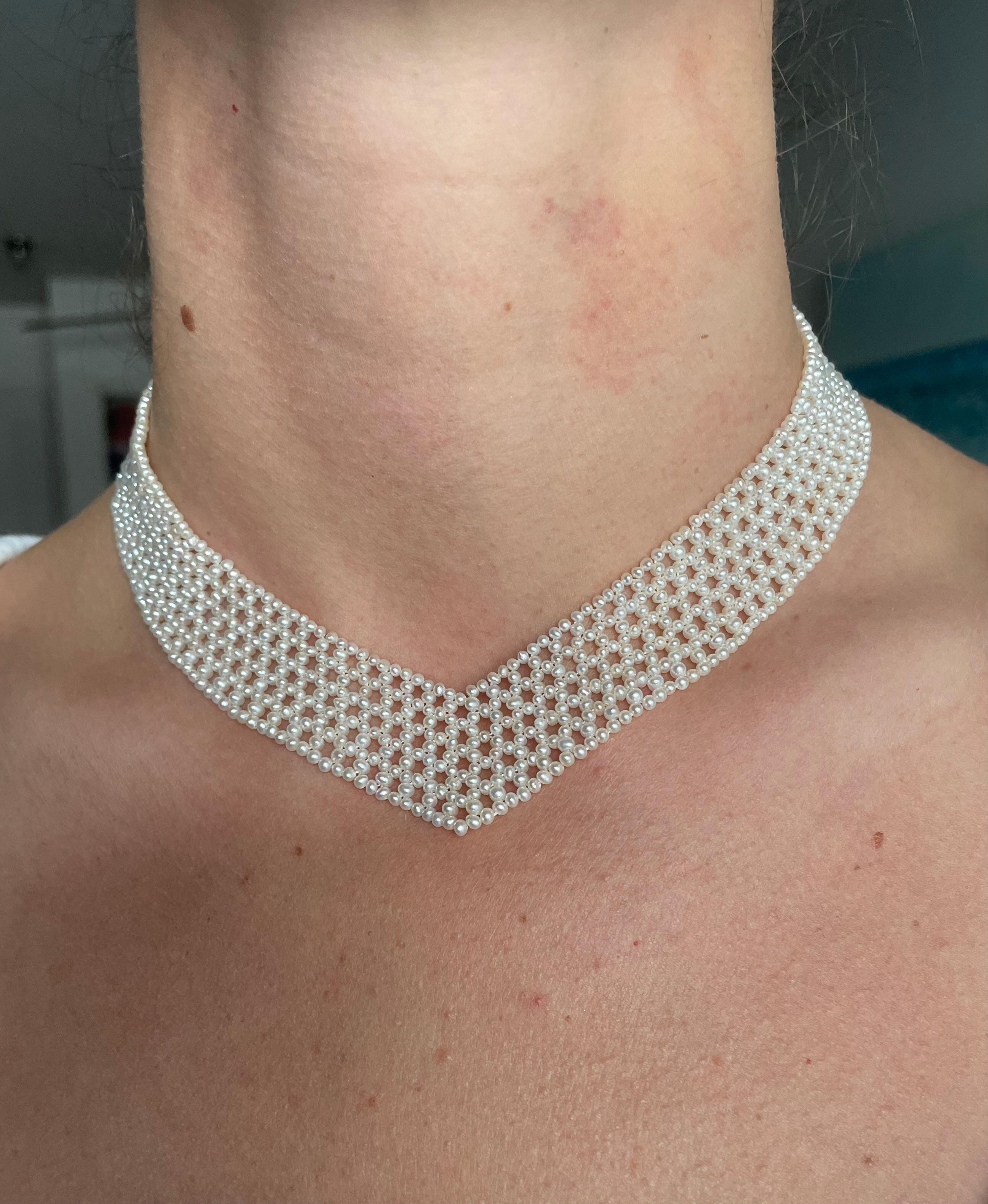 V. J. J. Collana di perle intrecciate a 