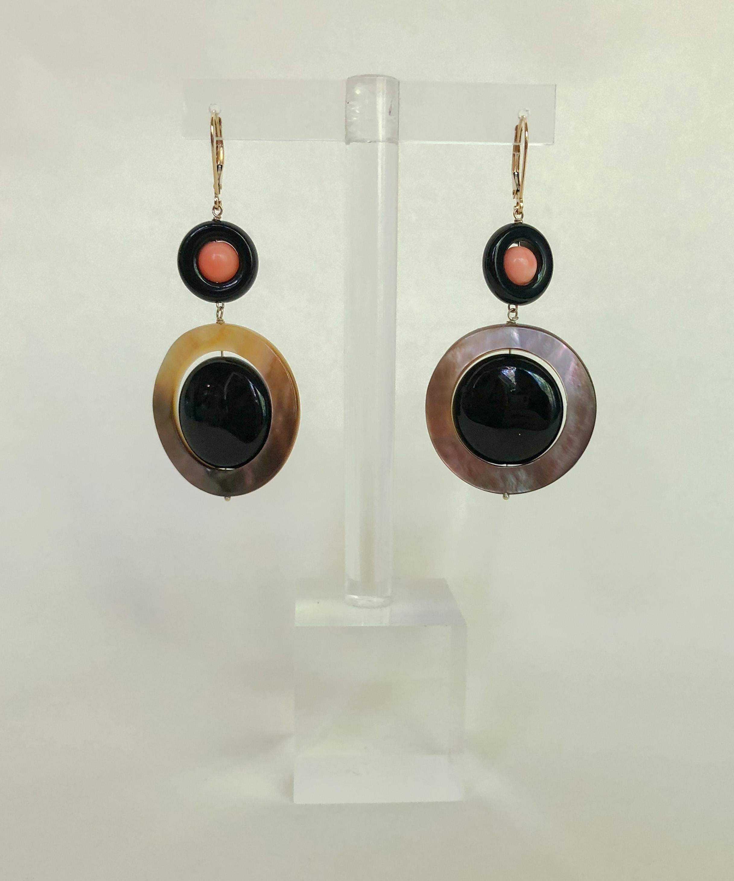 Art déco Boucles d'oreilles en or jaune 14k de Marina J. Corail rose, onyx noir et nacre en vente