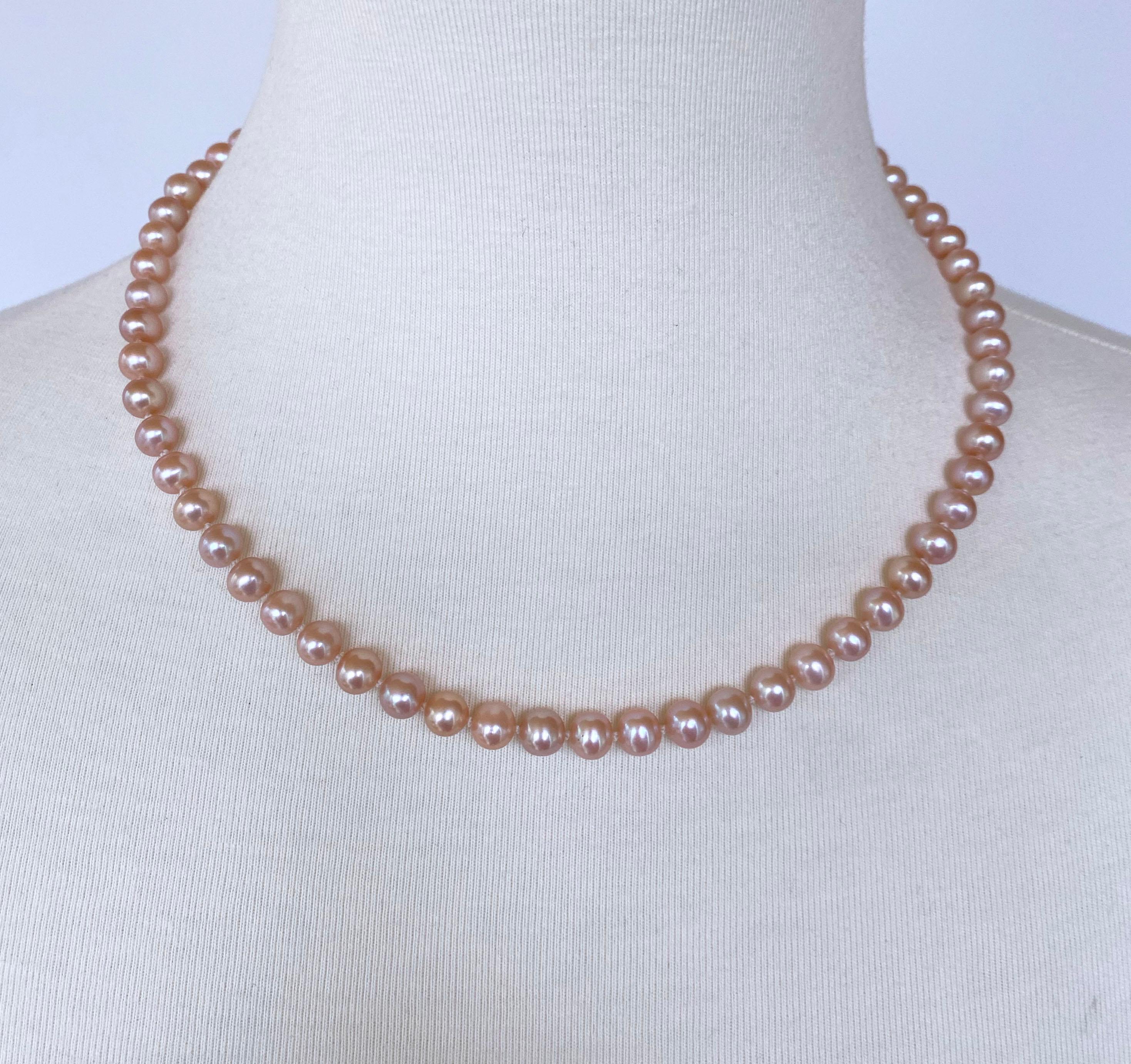 Schlichte und doch auffällige Halskette von Marina J aus Los Angeles. Diese Unisex-Halskette besteht aus natürlichen rosafarbenen Perlen, die wild schillern und glänzen und bei Lichteinfall atemberaubende Orangen- und Pinktöne ausstrahlen. Mit einer
