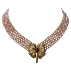 V. J. J. Collana di perle rosa intrecciate a "V" con chiusura in oro 14k e spilla vintage