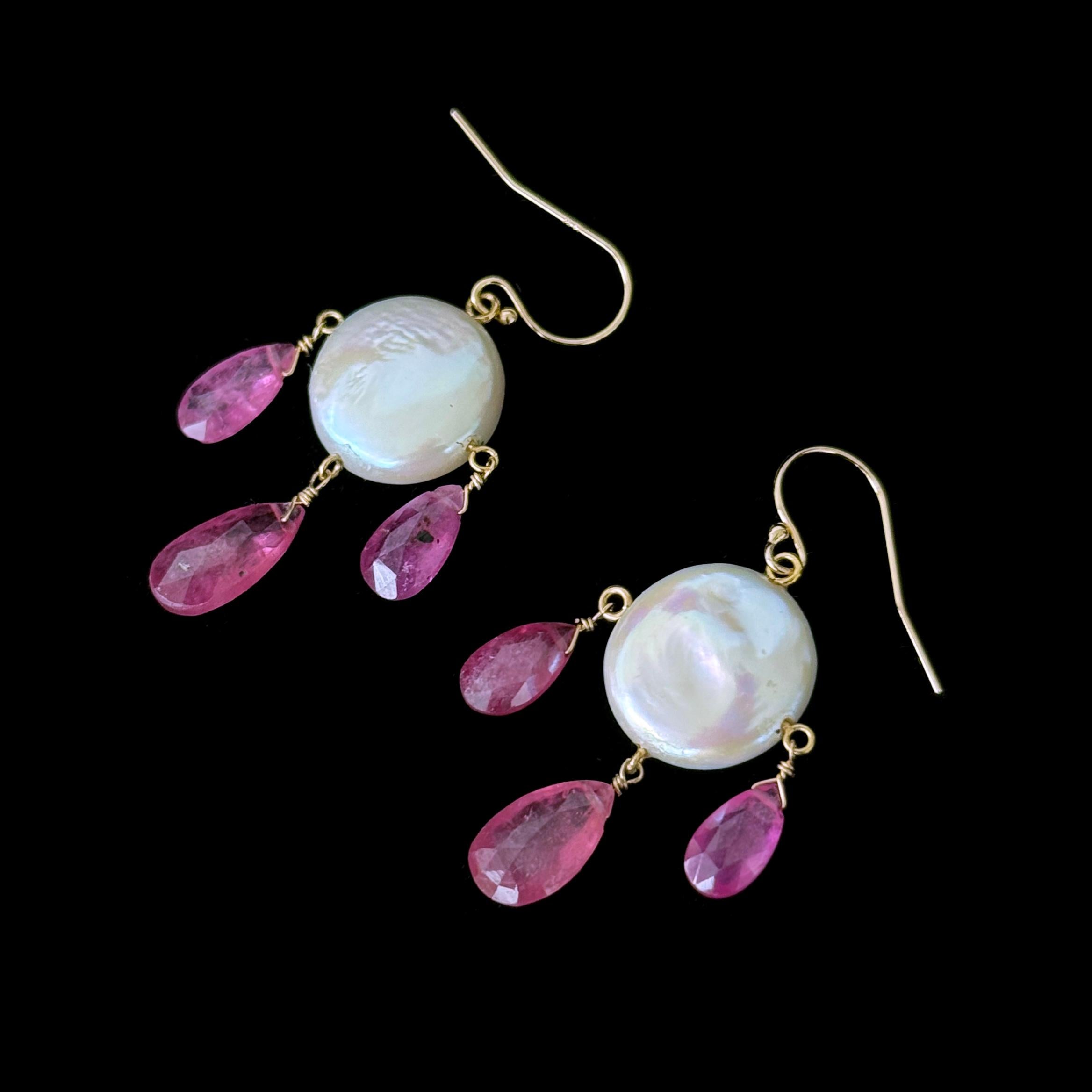 Moderne Boucles d'oreilles chandelier en saphir rose, perles et or 14k de Marina J. en vente