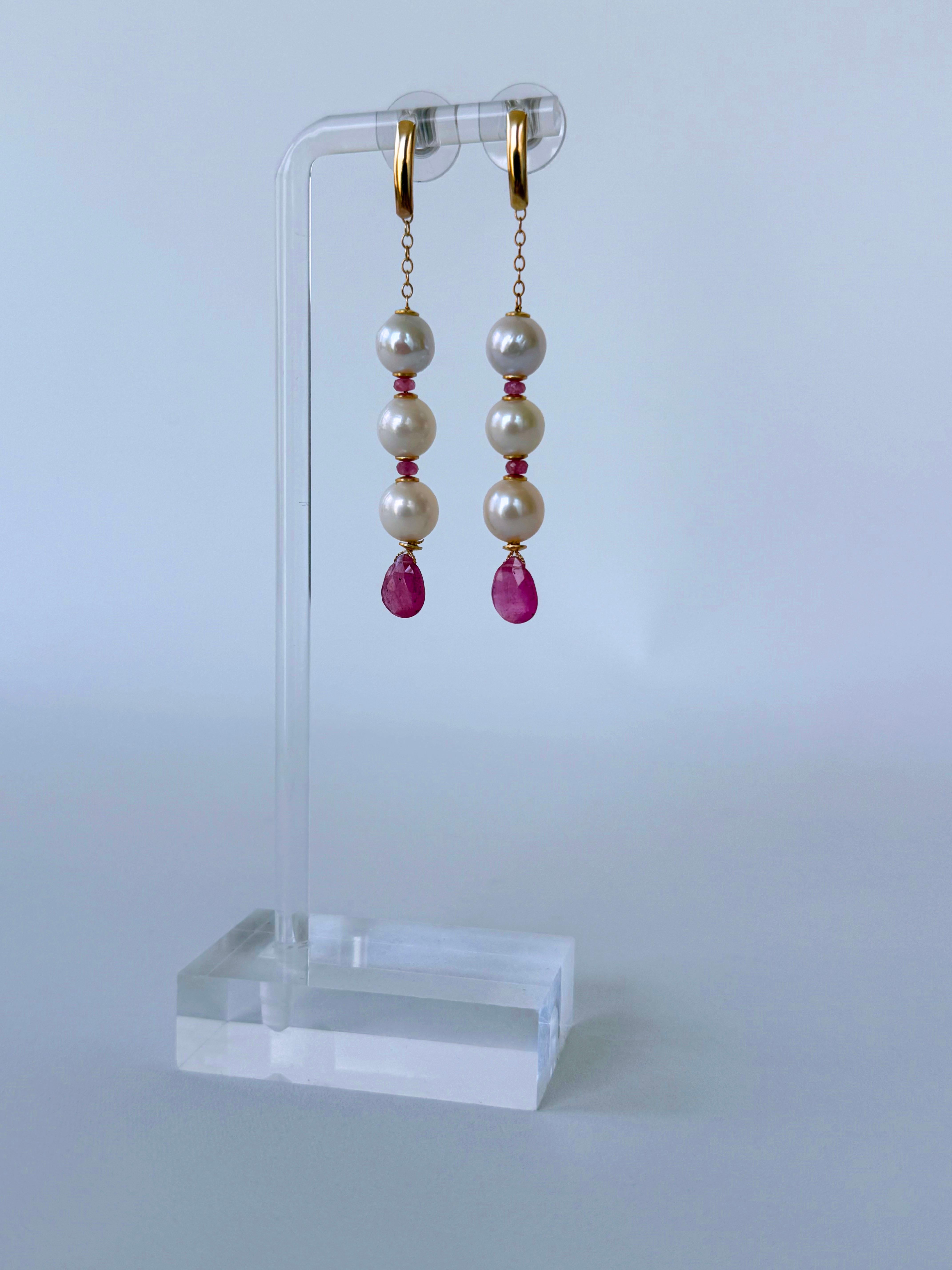 Un bellissimo paio di orecchini pendenti di Marina J.

Questa coppia è realizzata con perle, oro giallo massiccio 14k e zaffiri rosa. Due vibranti zaffiri rosa sfaccettati a goccia ornano la parte inferiore di questi orecchini, perfettamente