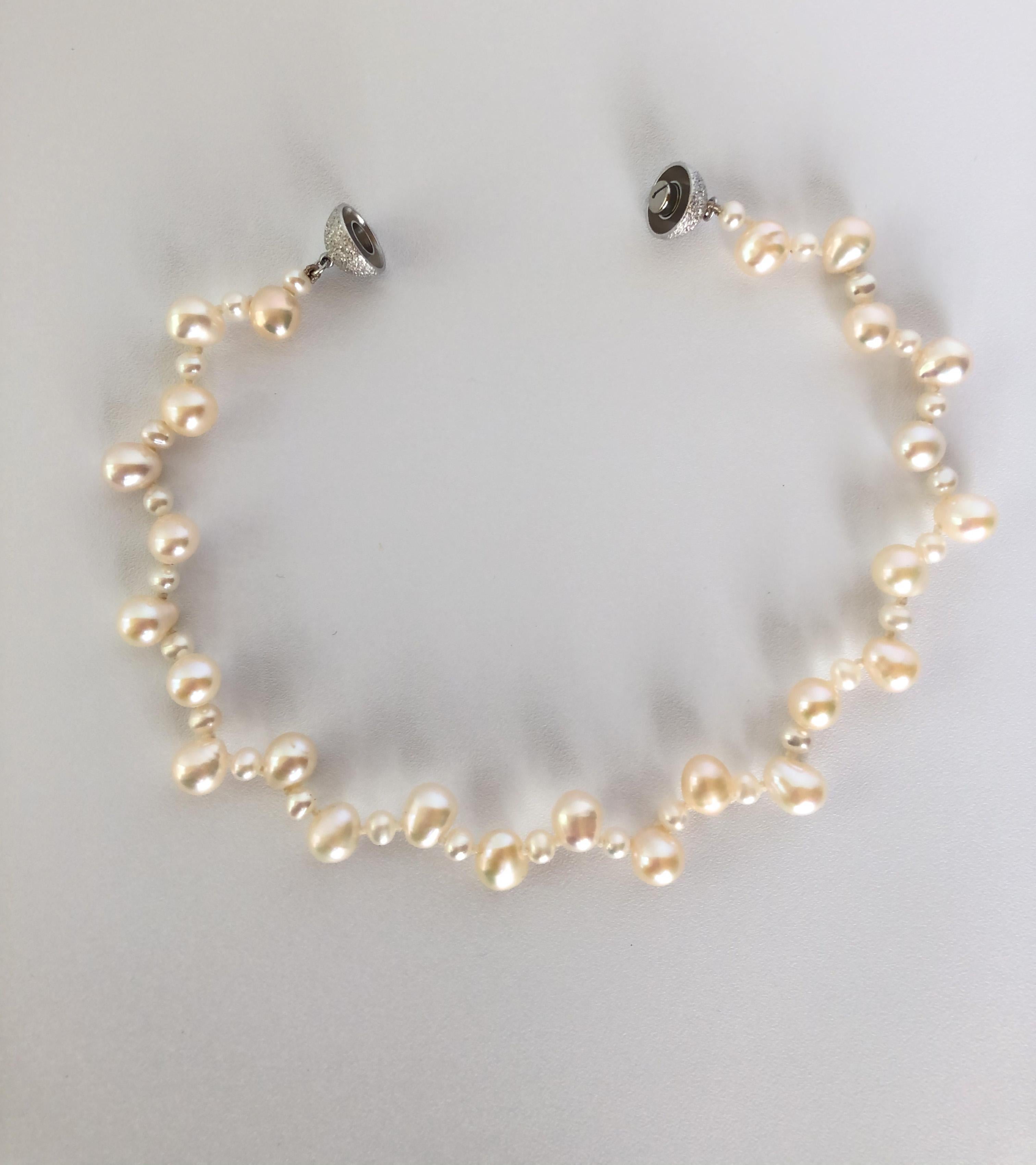 Super fun all Pearl necklace to adorn your furry best friend in! Made with all Cultured cream Pearls, this necklace has a fun zig zag like Graduation using both round and teardroped shaped Pearls measuring 3 to 6 cm. Meeting at a  strong Silver 