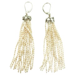 Marina J. Boucles d'oreilles à pompon en or blanc 14 carats et perles en forme de riz avec levier