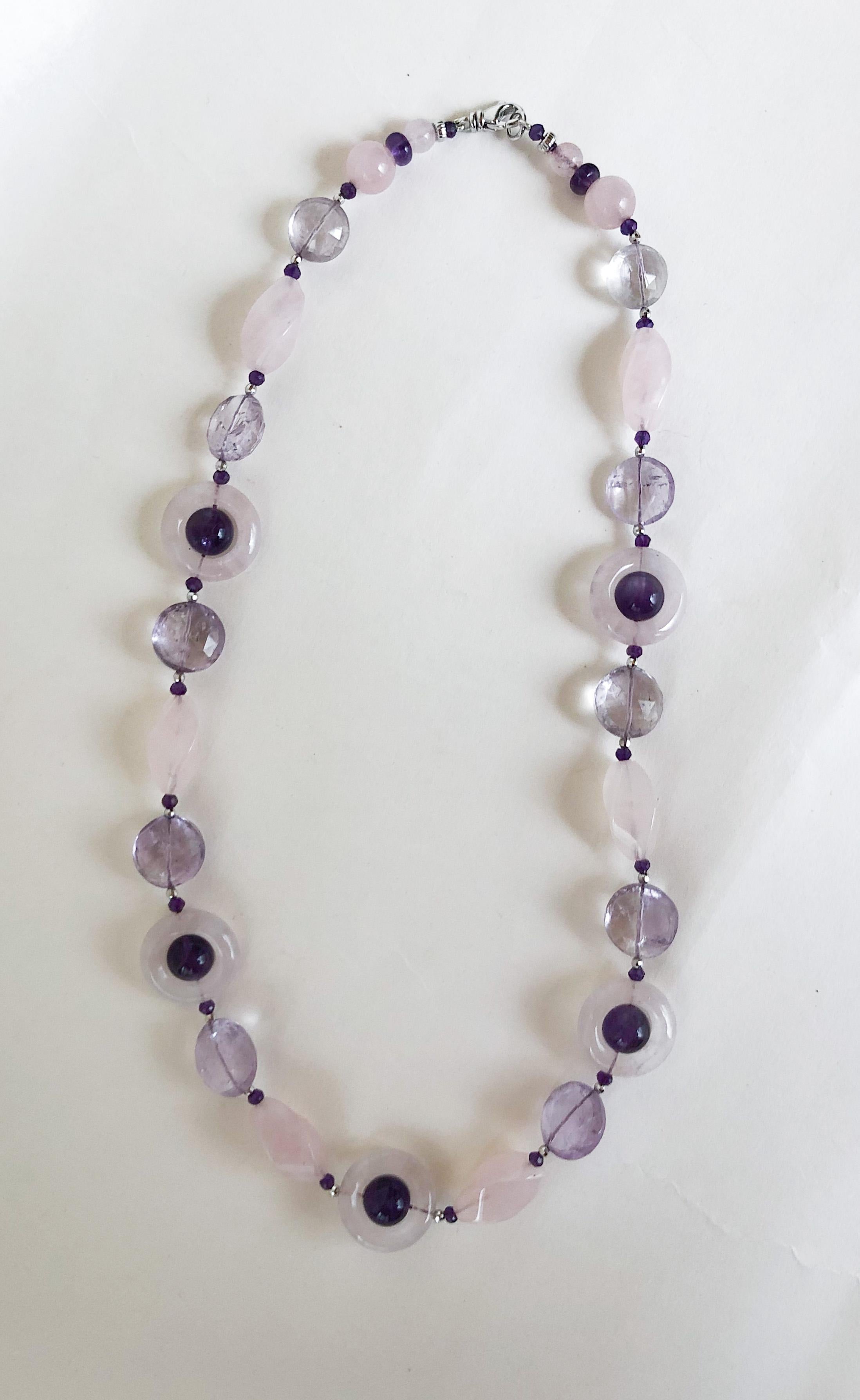 Marina J., rhodinierte Perlenkette aus Rosenquarz, Amethyst und Silber (Kunsthandwerker*in) im Angebot