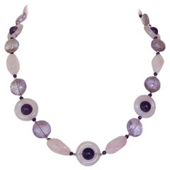 Marina J. Collier de perles en quartz rose, améthyste et argent plaqué rhodium