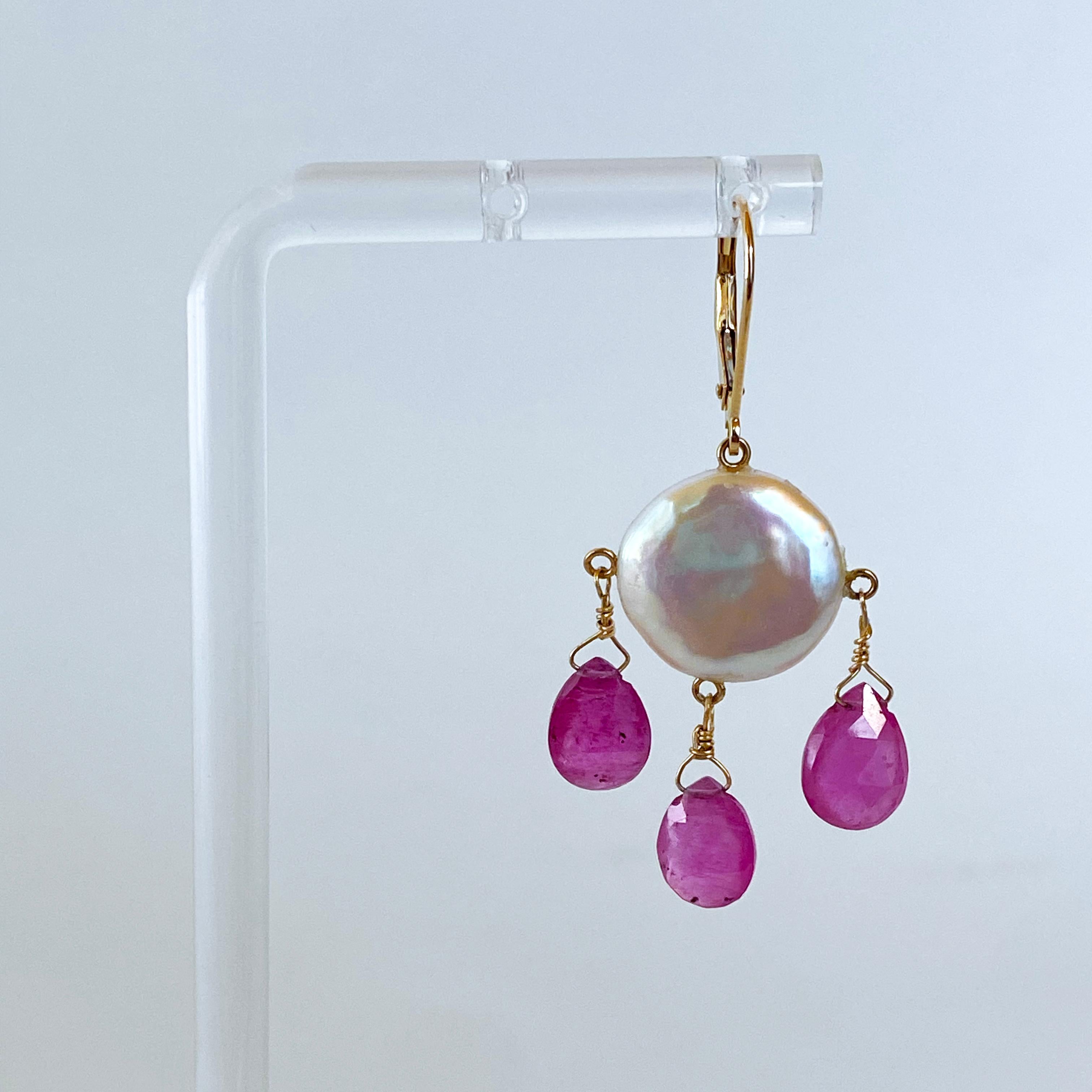 Boucles d'oreilles chandelier en rubis, perles de monnaie et or jaune 14k massif de Marina J. Neuf - En vente à Los Angeles, CA
