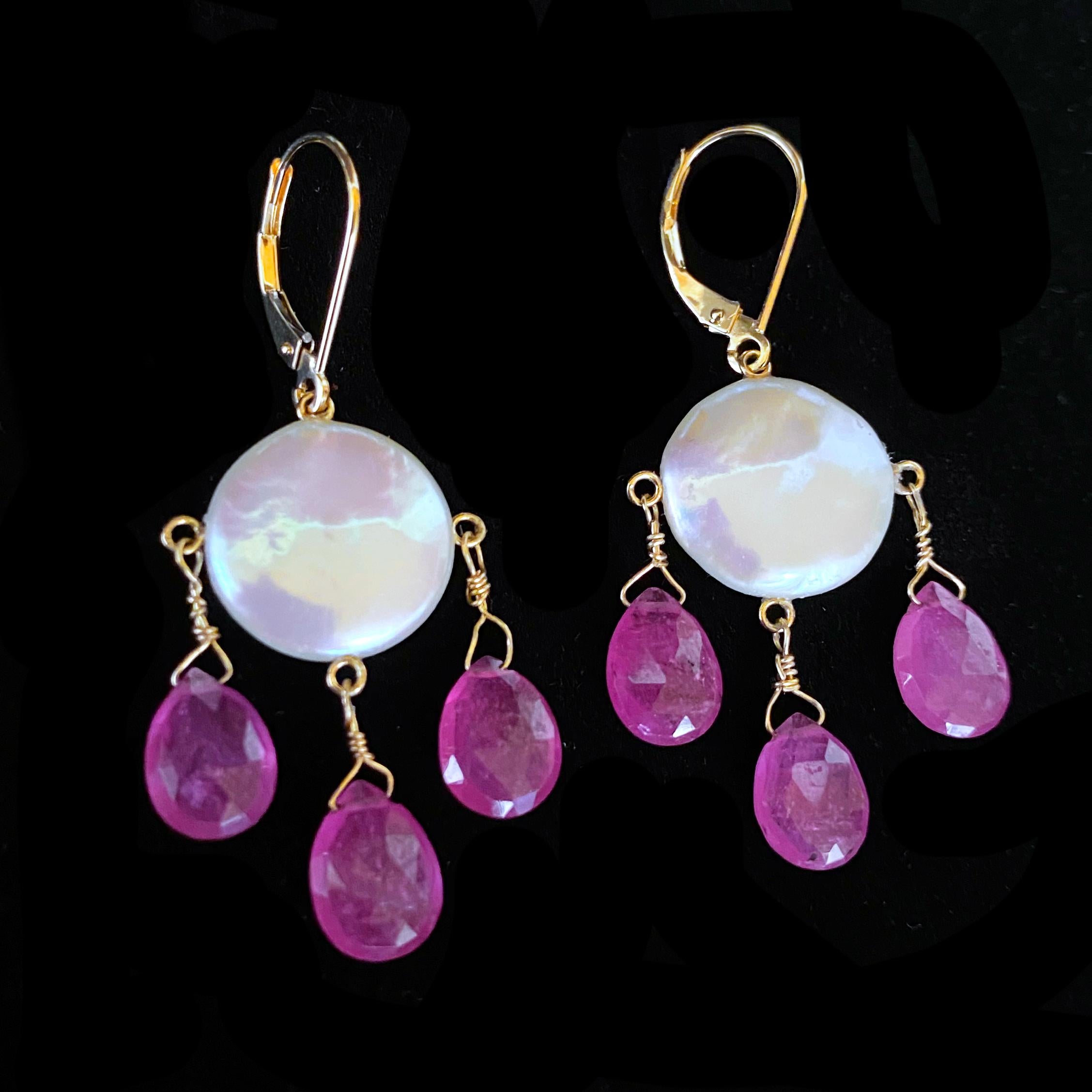 Boucles d'oreilles chandelier en rubis, perles de monnaie et or jaune 14k massif de Marina J. Pour femmes en vente