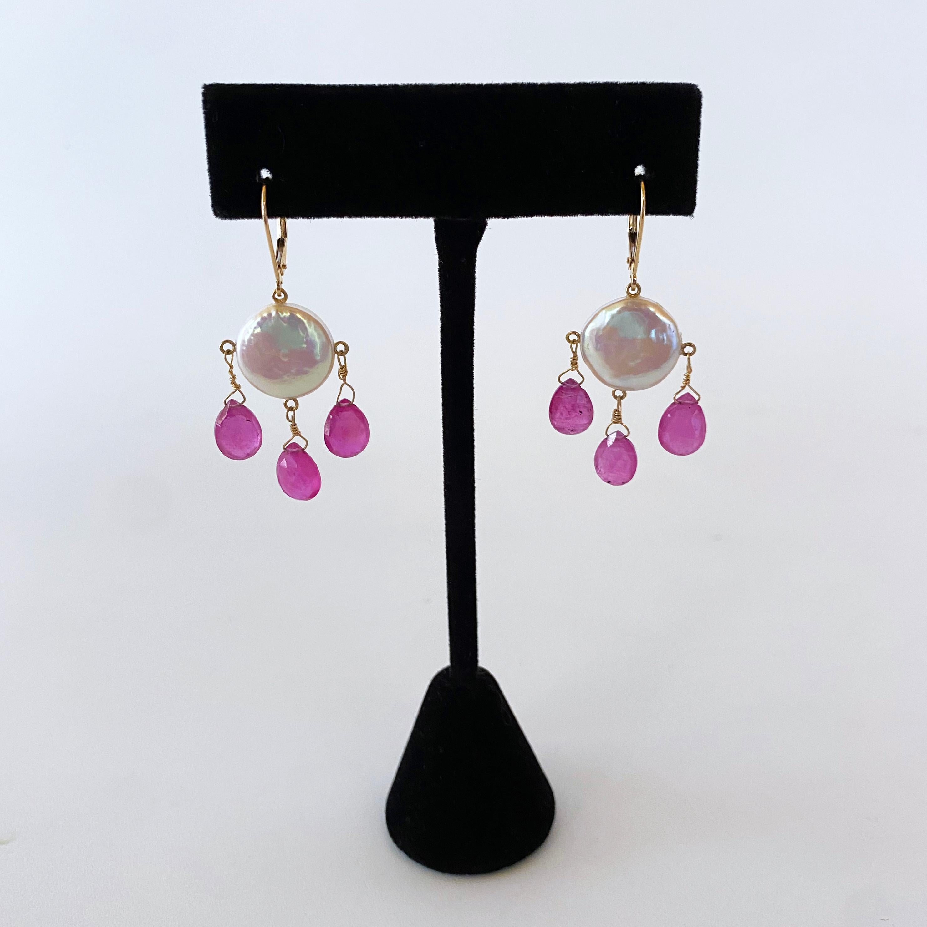 Boucles d'oreilles chandelier en rubis, perles de monnaie et or jaune 14k massif de Marina J. en vente 1