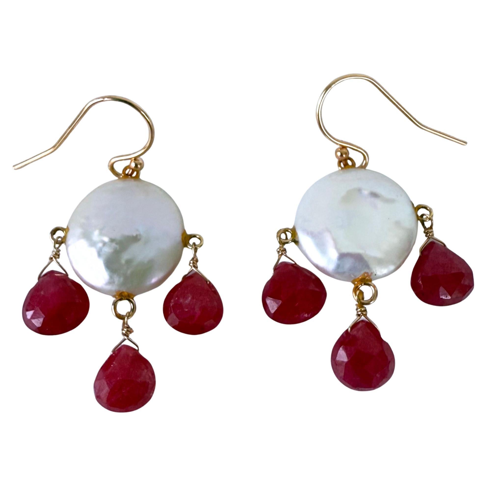 Boucles d'oreilles chandelier en rubis, perles de monnaie et or jaune 14k massif de Marina J.