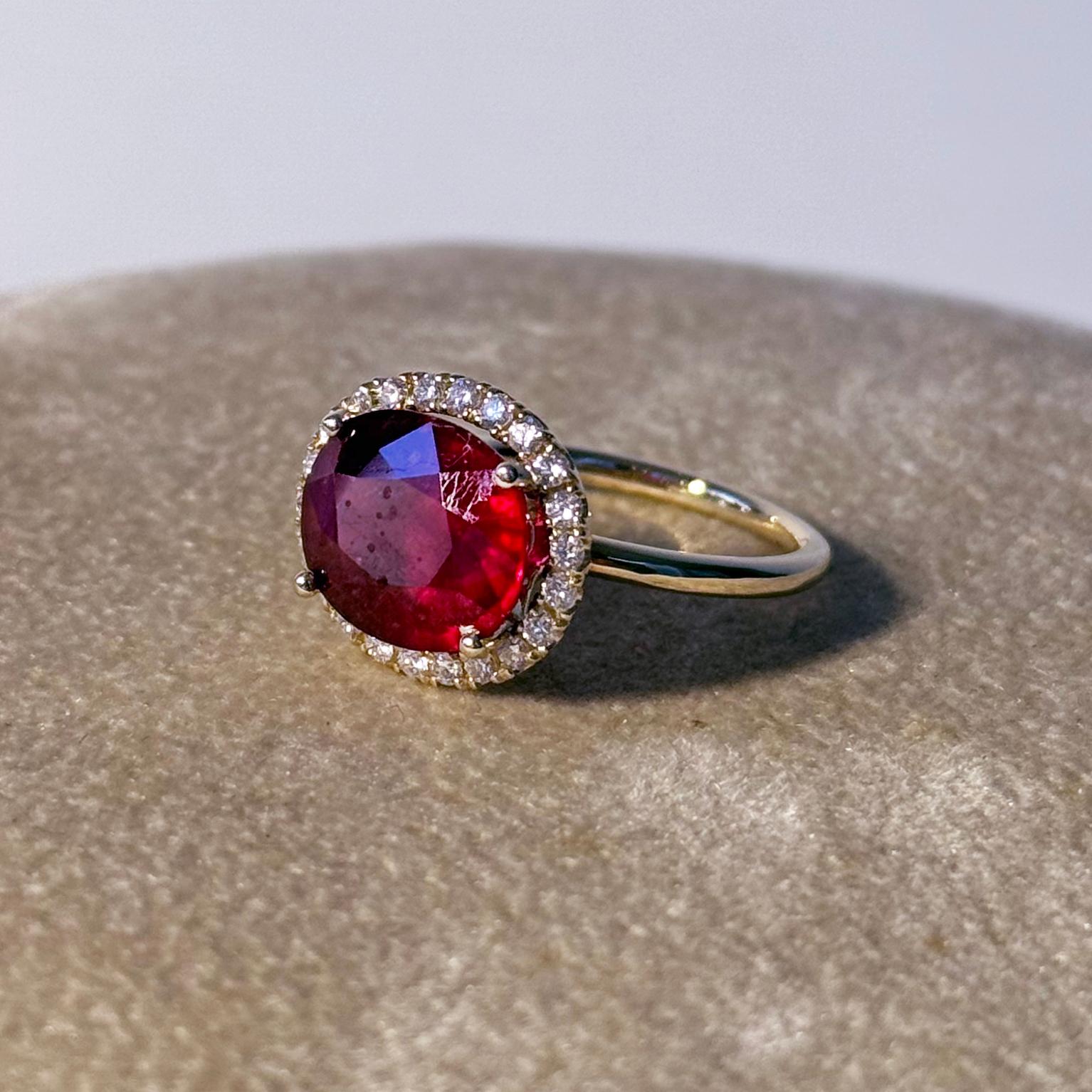 Bague en rubis brillant par Marina J. 
Cette superbe pièce présente un grand rubis facetté de 6,22 carats, d'un rouge vif et d'une teinte fuchsia. En raison de sa nature semi translucide, le Rubis irradie de magnifiques couleurs lorsqu'il est frappé
