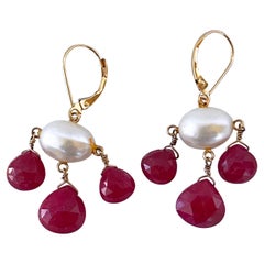 Marina J. Boucles d'oreilles chandelier en or jaune 14 carats, rubis et perles.