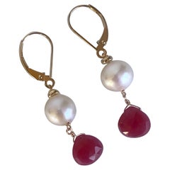 Marina J. Pendientes de rubí, perla y palanca de oro amarillo de 14k