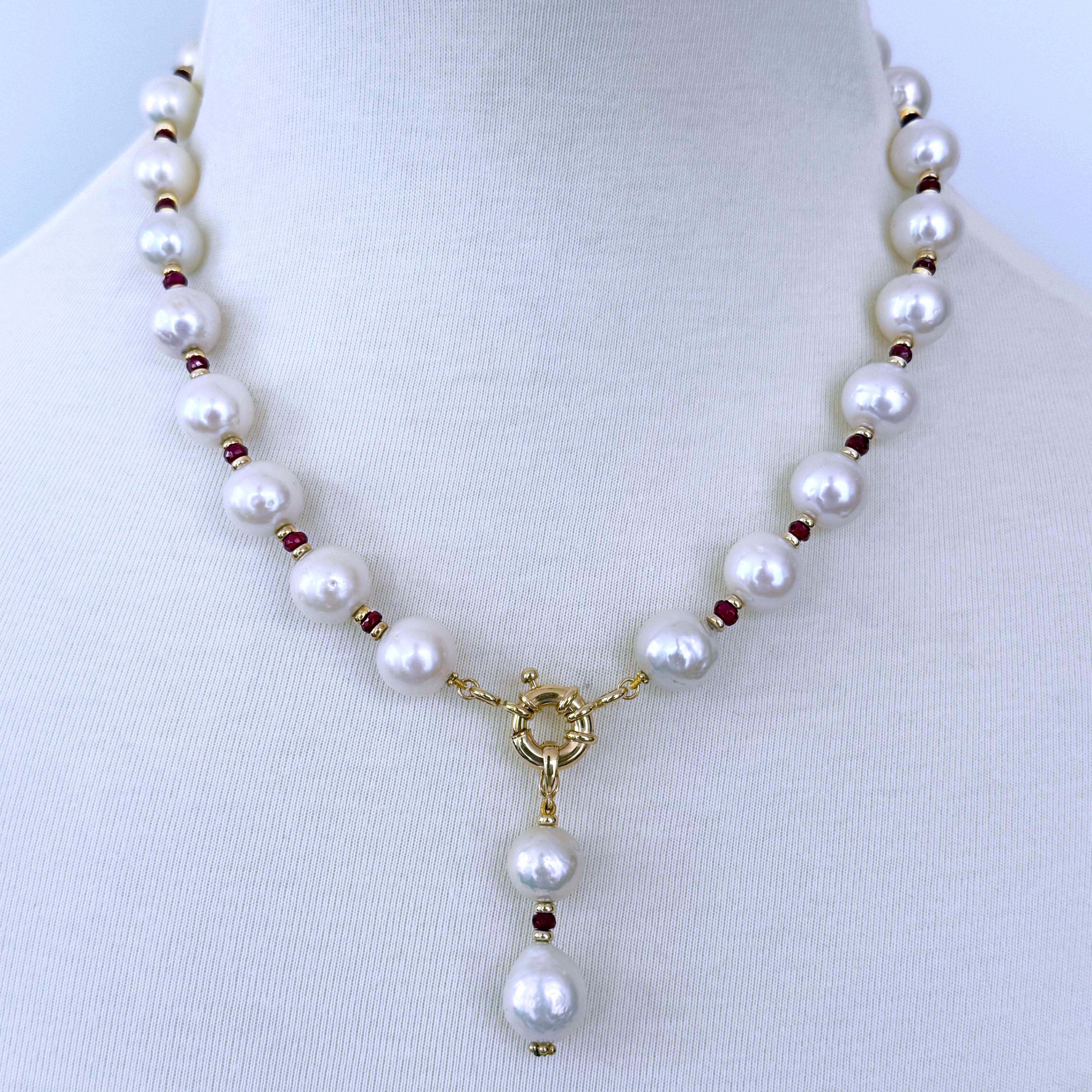 Un pezzo bellissimo, semplice e audace realizzato da Marina J. 
Questa collana è realizzata con perle rotonde coltivate ad alta lucentezza che mostrano una morbida iridescenza. Le perle sono impreziosite e completate da rubini sfaccettati e da