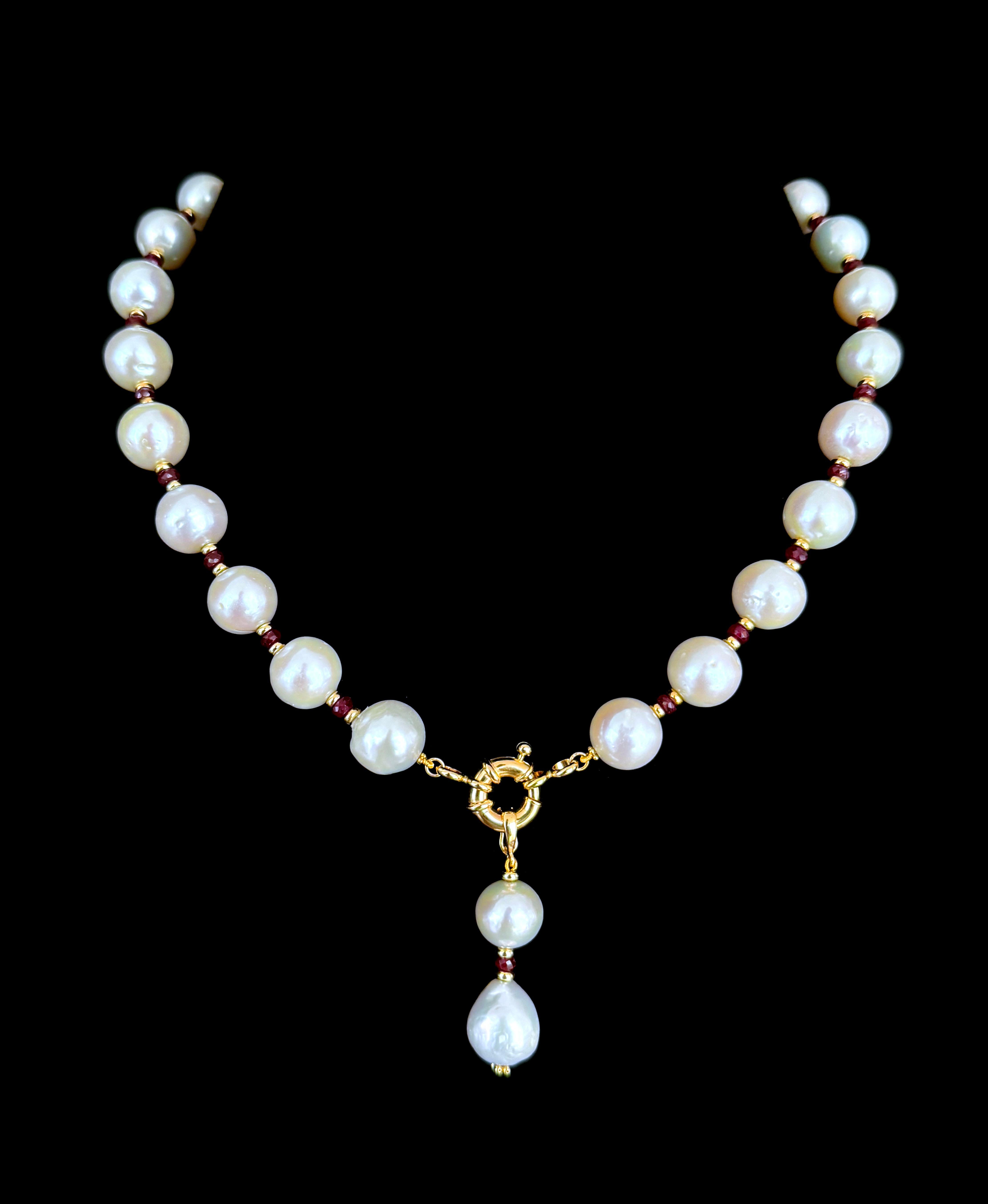 Perlina Marina J. Collana di rubini, perle e oro giallo massiccio 14k in vendita