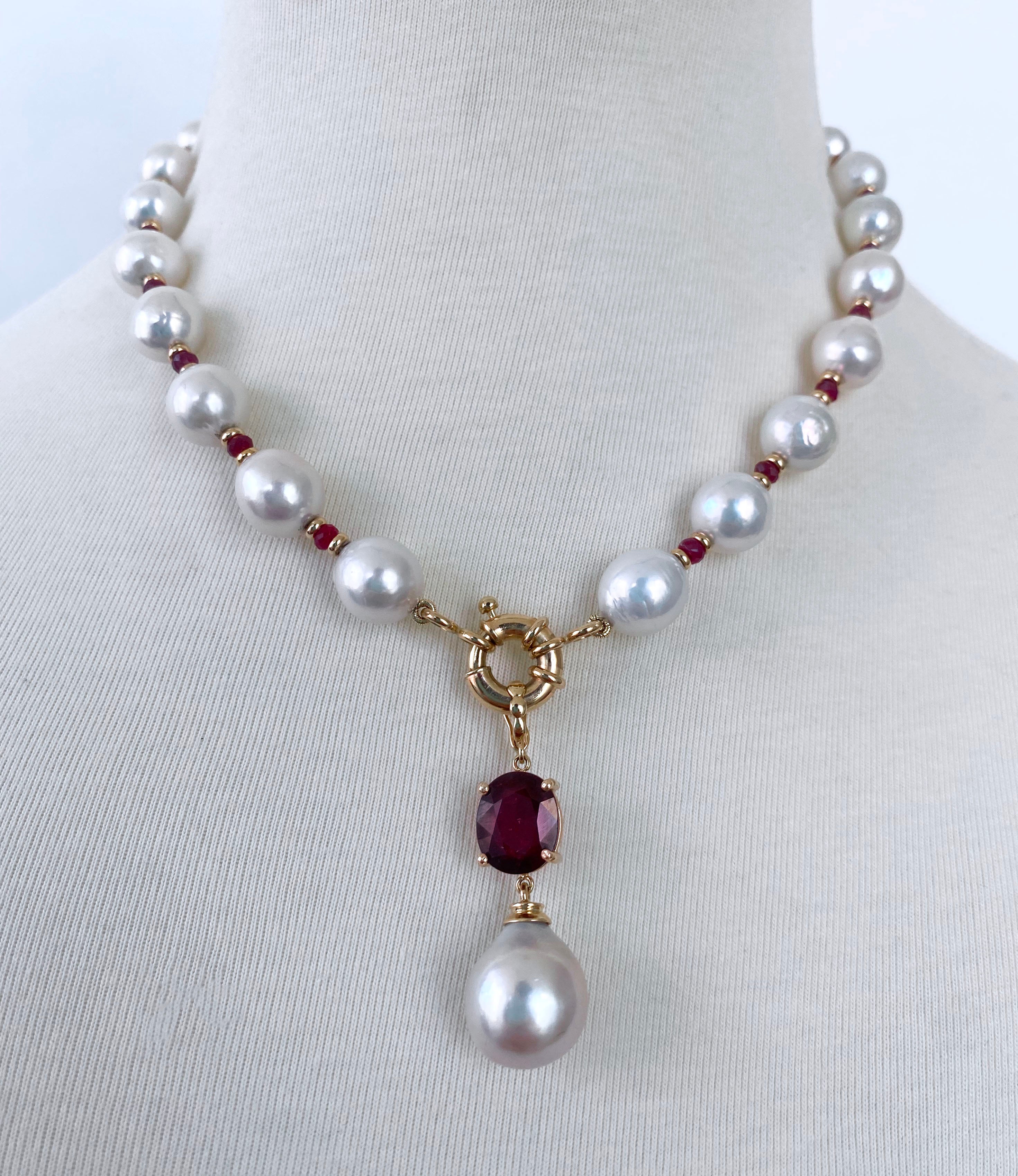 Magnifique collier de rubis et de perles de Marina J.

Cette pièce est composée de perles baroques, de rubis et d'or jaune 14k. Les perles baroques présentent une magnifique iridescence qui leur confère un éclat multicolore. Des rubis facettés et