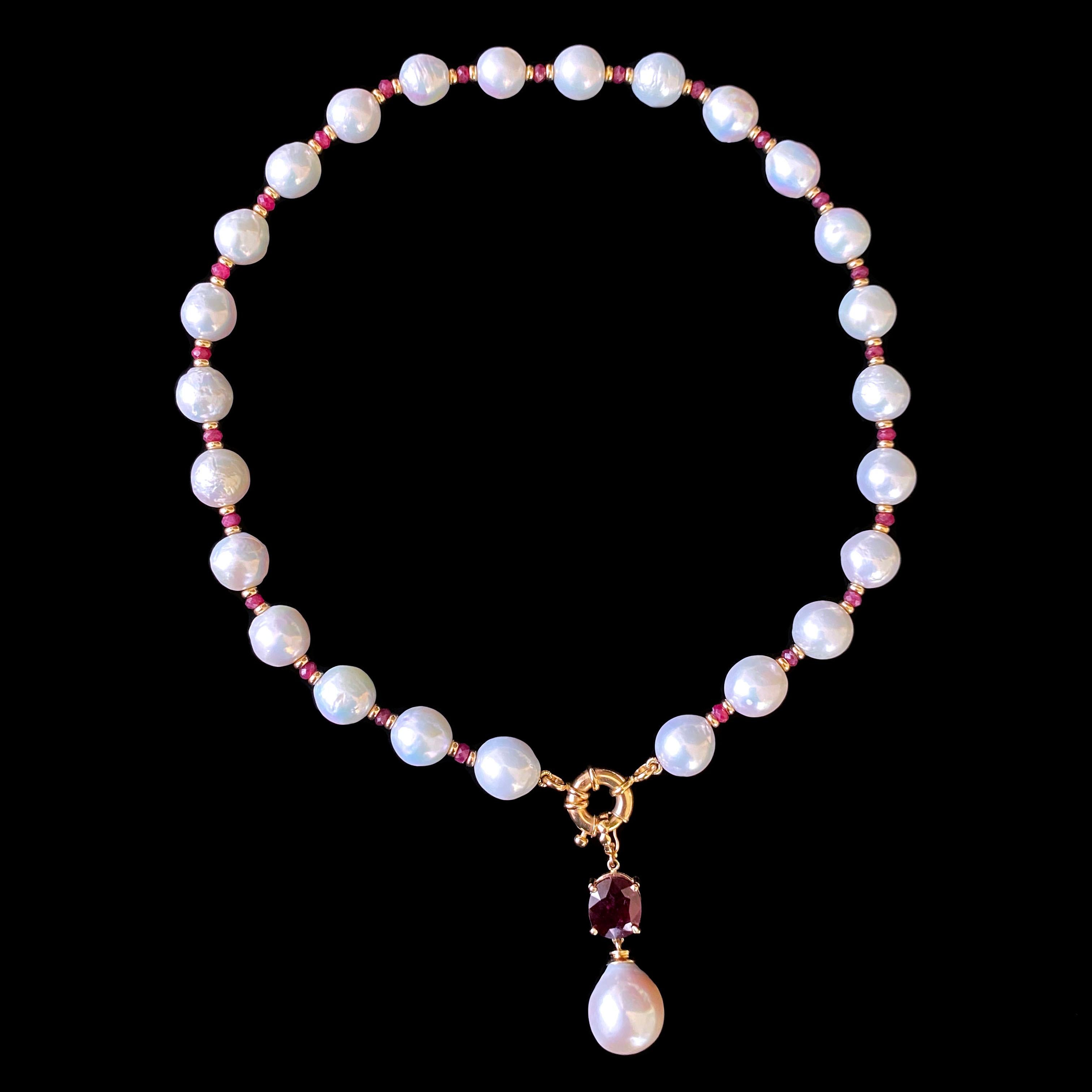 Perle  Marina J. Collier en or jaune 14 carats, perles, perles baroques et pierres de rubis en vente