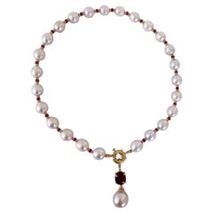  Marina J. Collier en or jaune 14 carats, perles, perles baroques et pierres de rubis