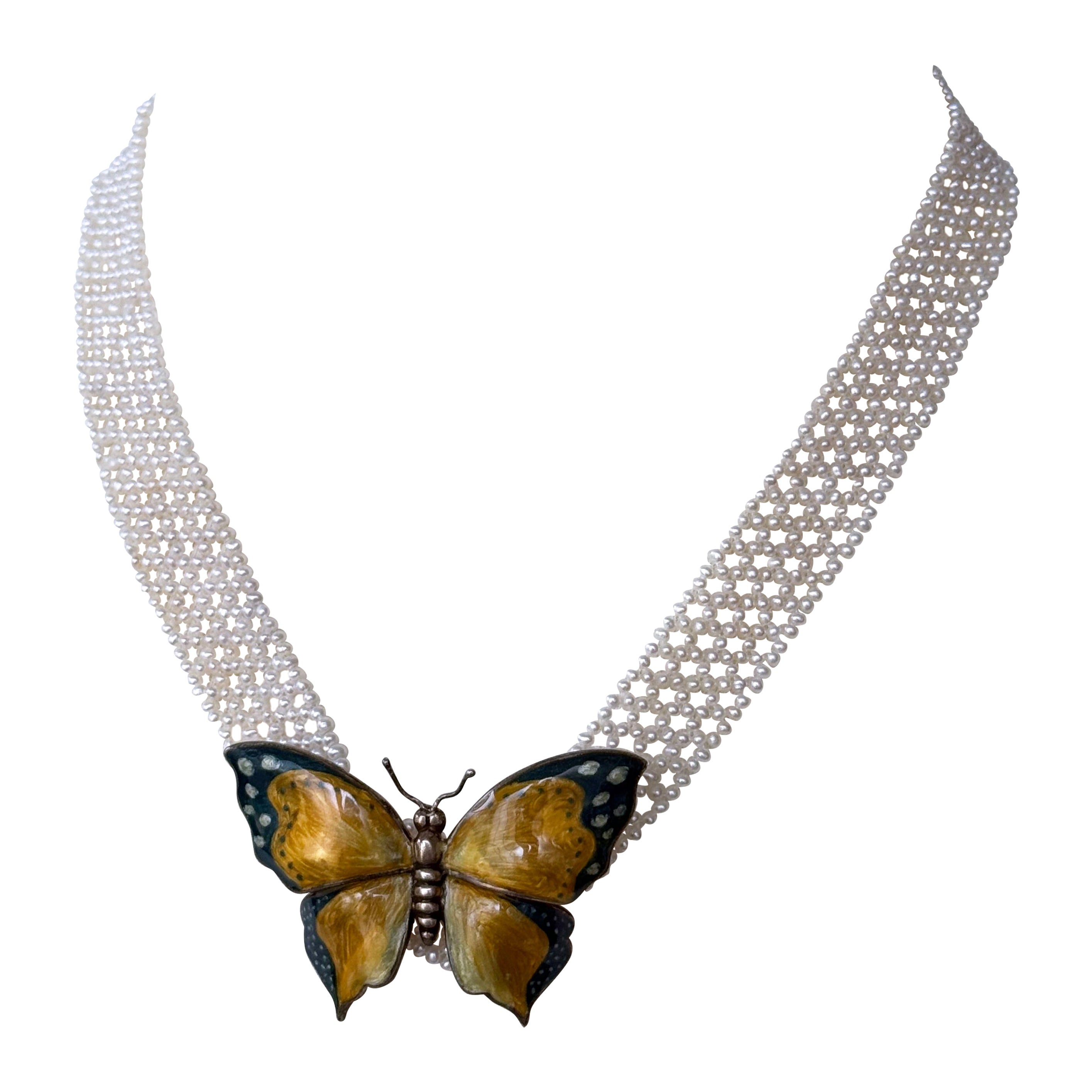 Bellissimo e classico pezzo di Marina J. Questa collana è composta da tutte perle di semi intricatamente intrecciate a forma di 