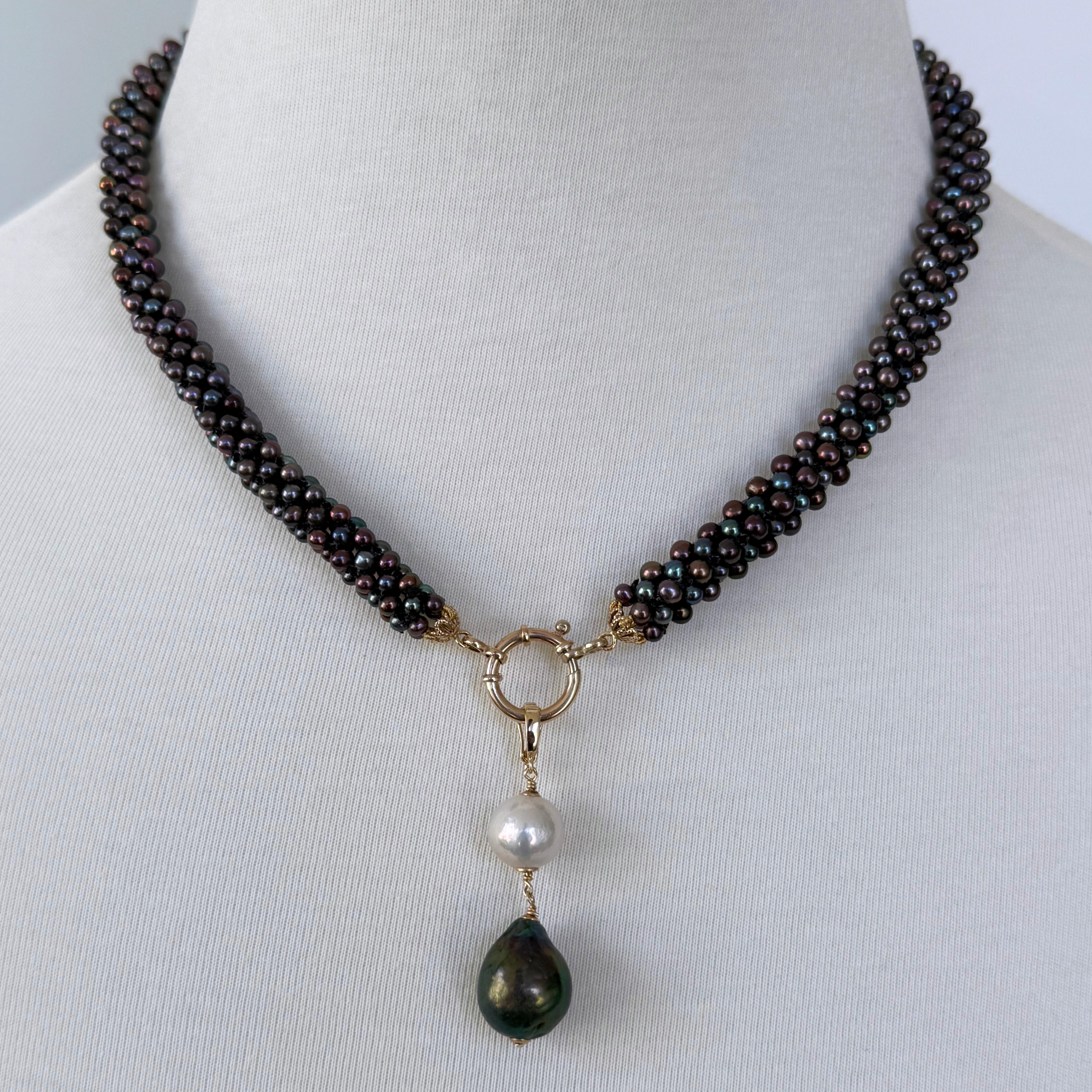 Bellissimo pezzo unico di Marina J. Questa collana di corda è realizzata con perle nere intrecciate insieme a formare un quadrato. Le perle nere presentano una lucentezza 