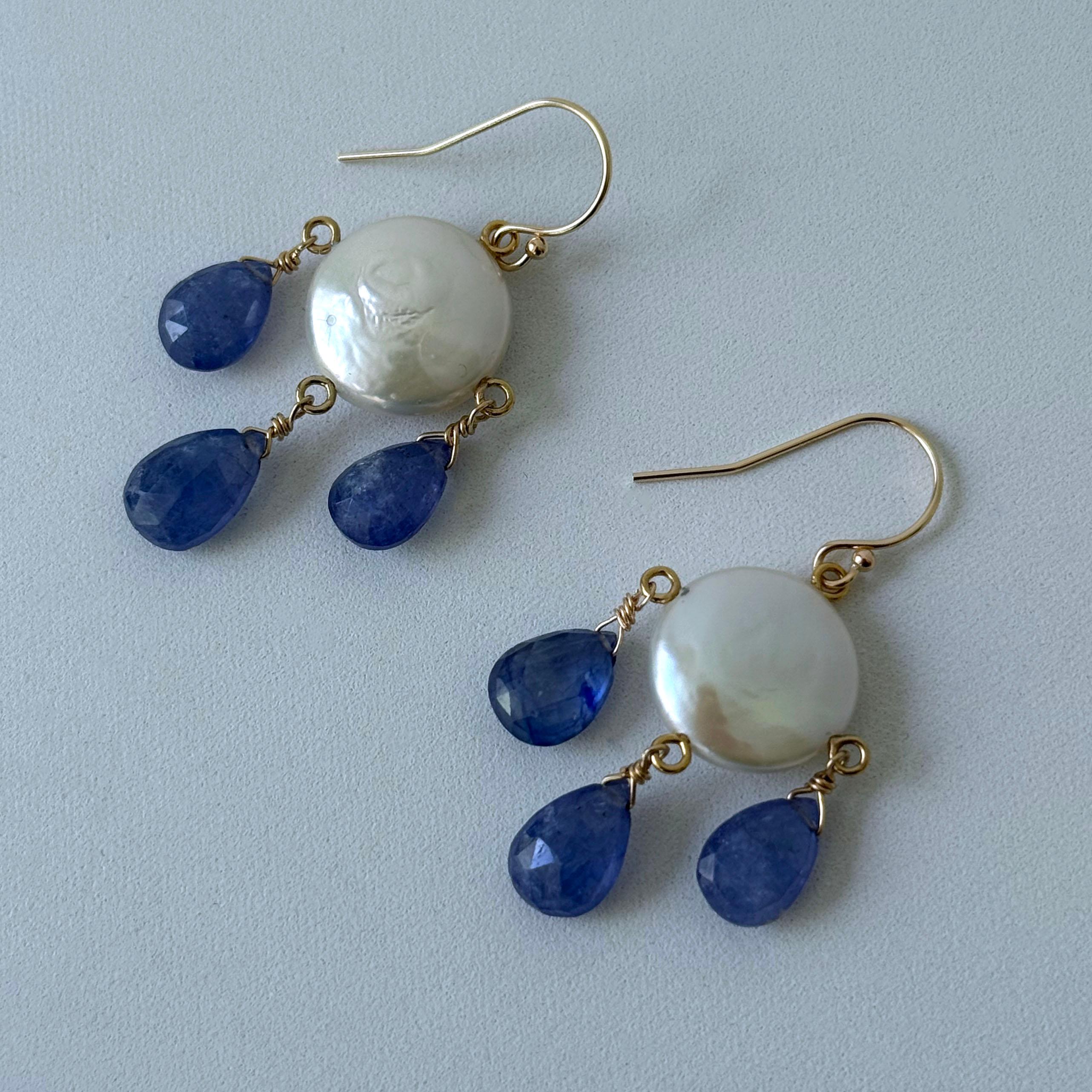 Perle Boucles d'oreilles chandelier en tanzanite, perles de monnaie et or jaune 14k massif de Marina J. en vente
