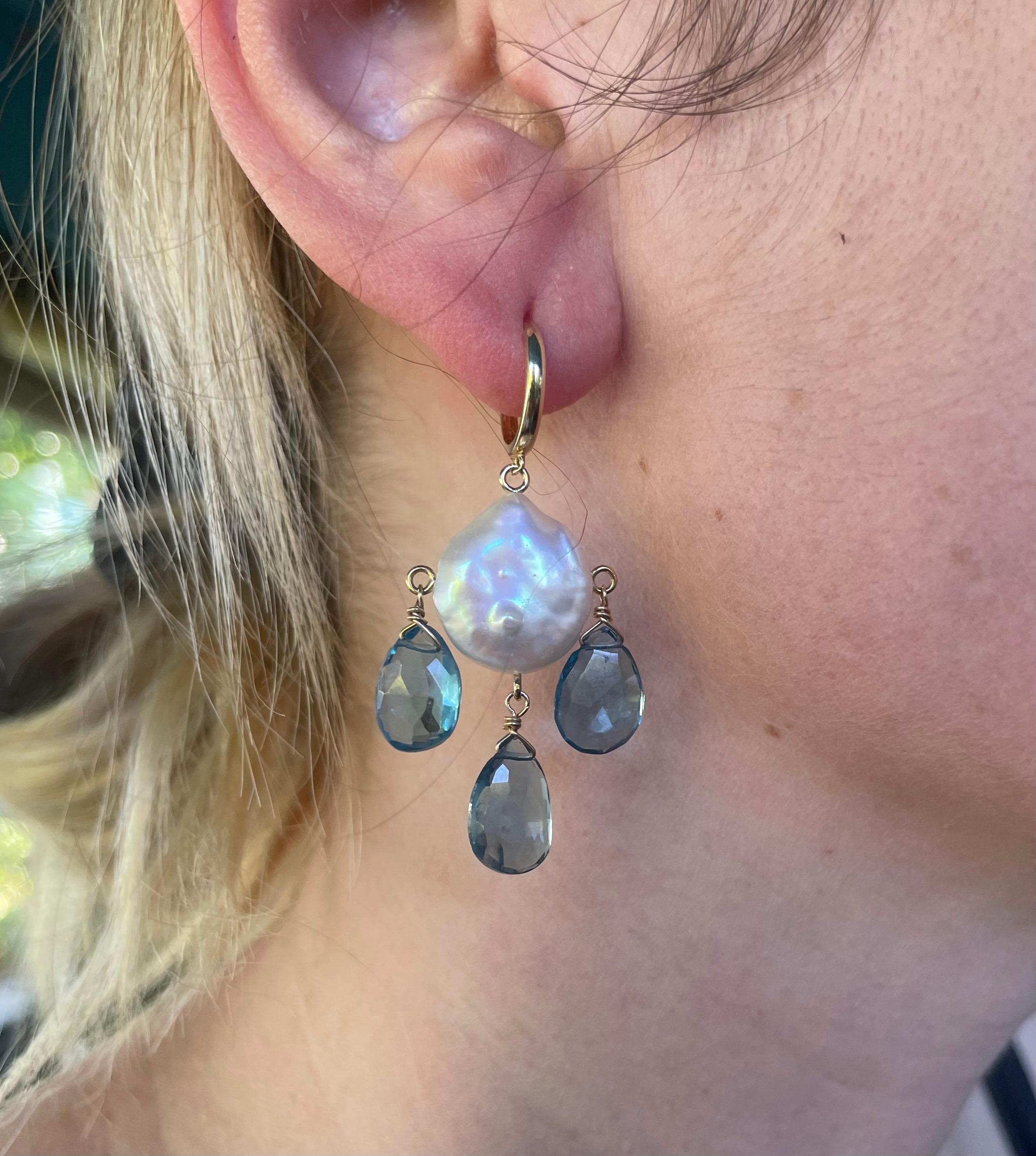 Artisan Boucles d'oreilles chandelier en tanzanite, perles de monnaie et or jaune 14k massif de Marina J. en vente