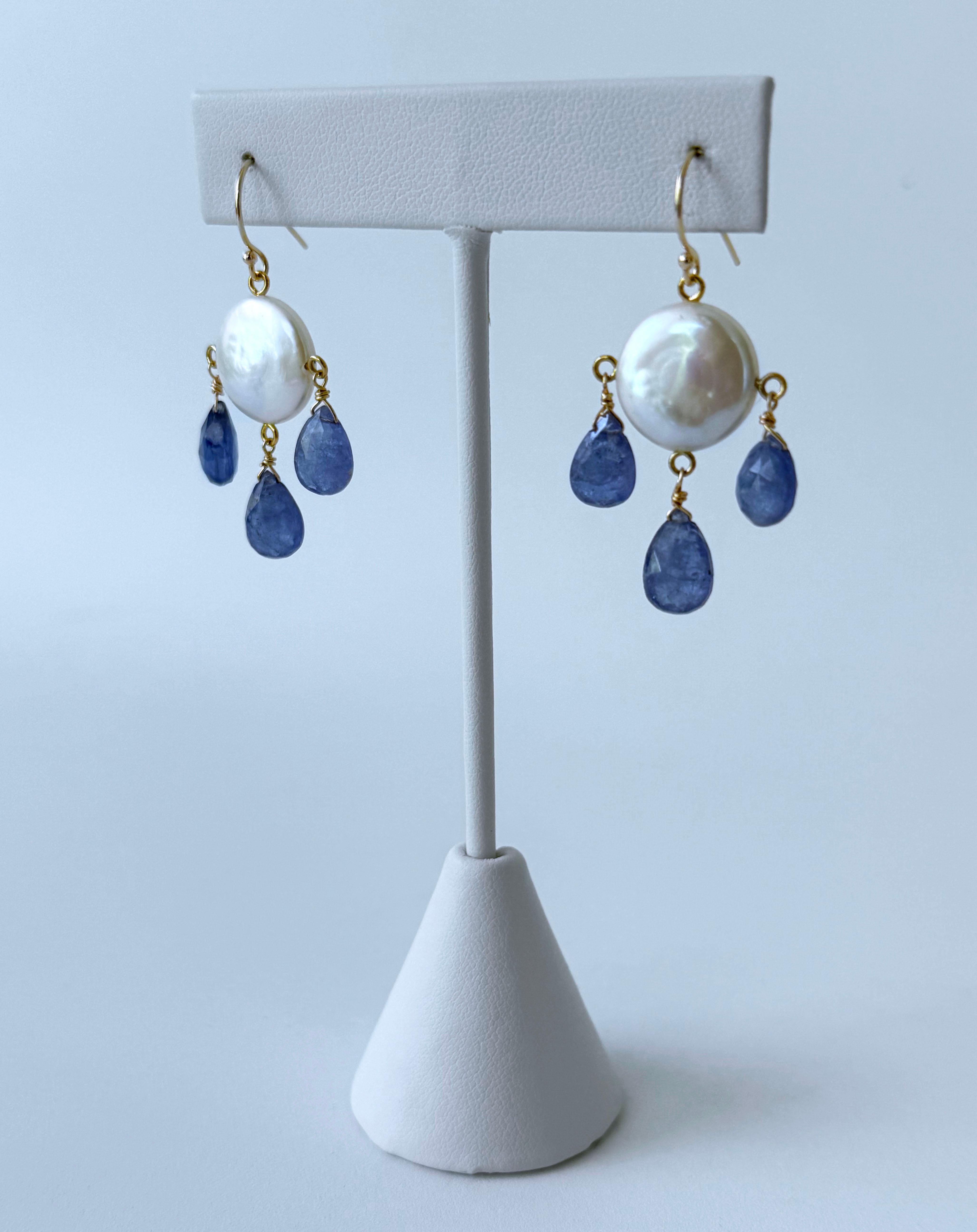 Boucles d'oreilles chandelier en tanzanite, perles de monnaie et or jaune 14k massif de Marina J. Neuf - En vente à Los Angeles, CA