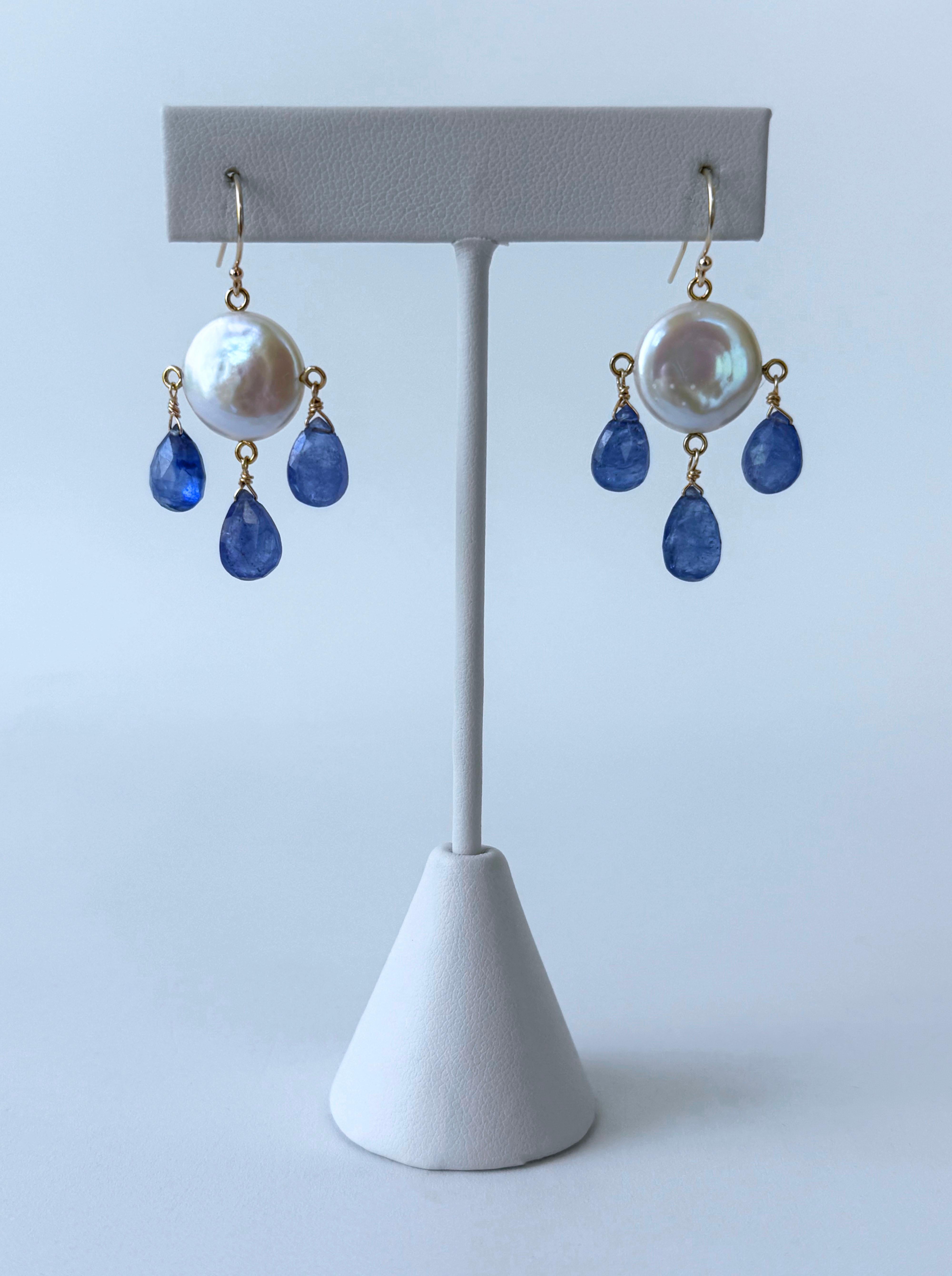 Boucles d'oreilles chandelier en tanzanite, perles de monnaie et or jaune 14k massif de Marina J. Pour femmes en vente