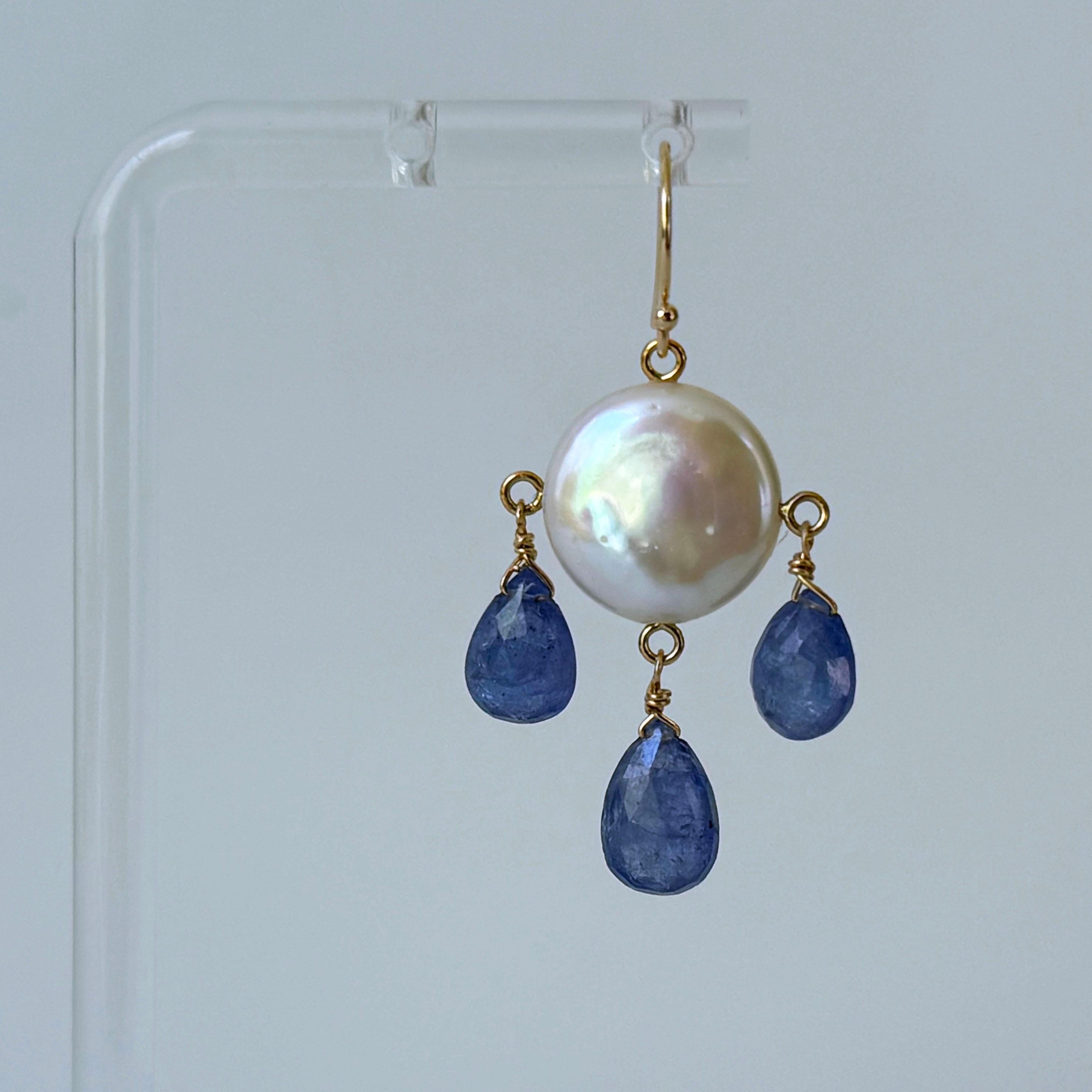 Boucles d'oreilles chandelier en tanzanite, perles de monnaie et or jaune 14k massif de Marina J. en vente 1