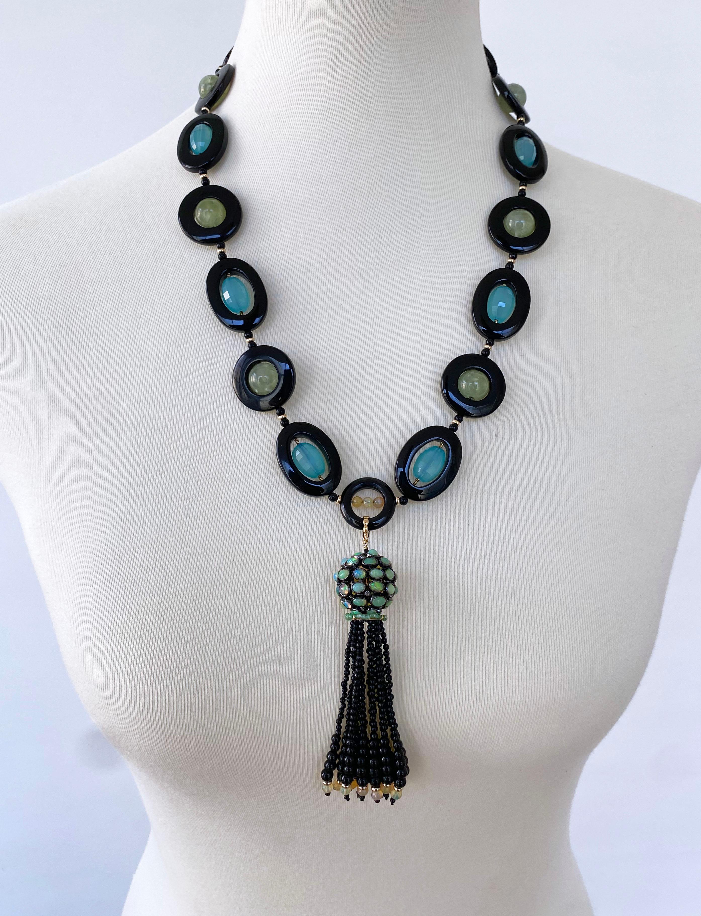 Atemberaubendes Einzelstück von Marina J.
Diese Halskette ist aus blauem Chalcedon, grünem Amethyst und schwarzem Onyx gefertigt und wird von massiven 14-karätigen Gelbgoldbeschlägen geschmückt.

Aufgrund der natürlichen Halbtransluzenz des Steins