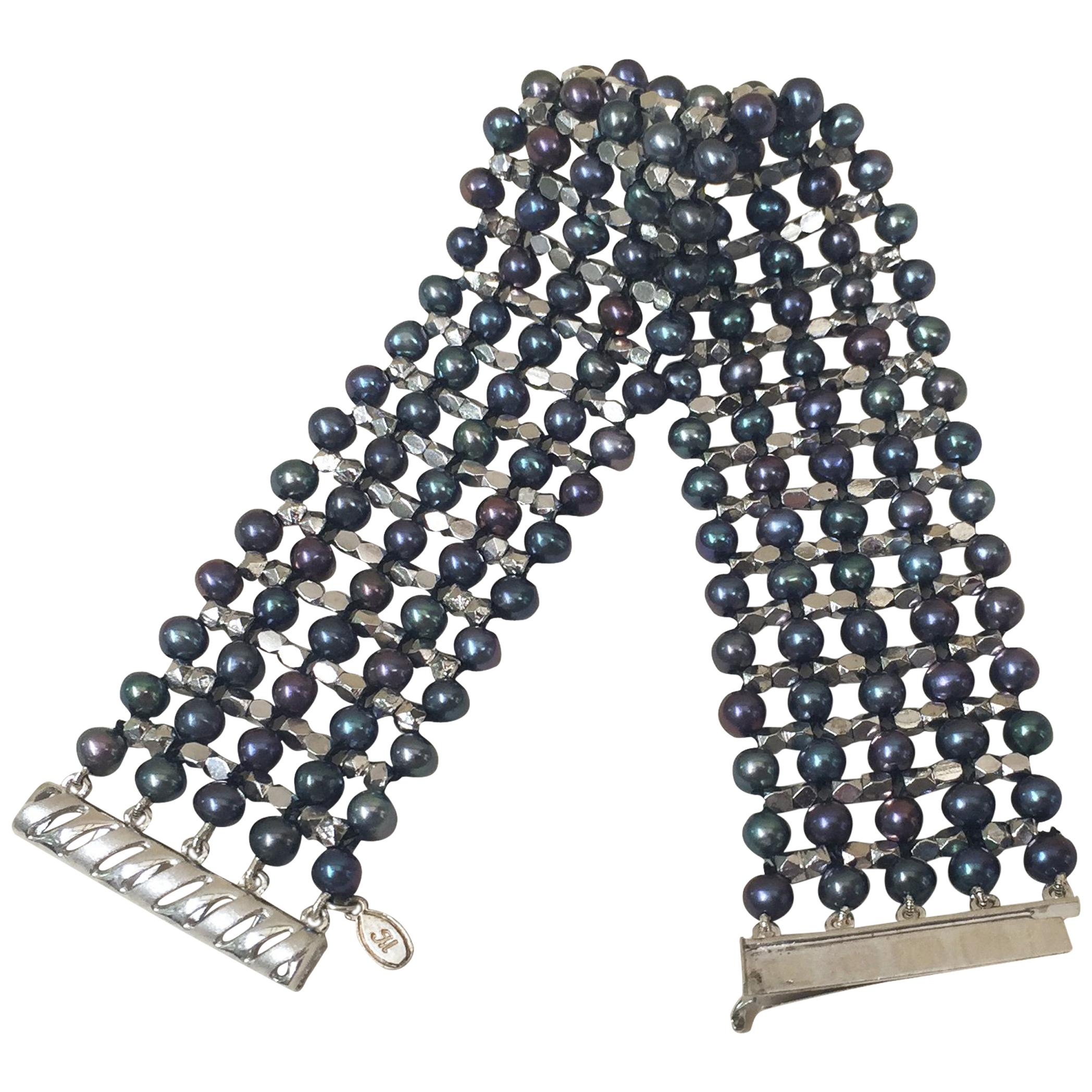 Questo bracciale con perle nere, placcato in rodio, in argento sterling e con perline è intricato e realizzato a mano da Marina J. Le perle nere sono attraversate da perline in argento sterling placcato in rodio che conferiscono al bracciale una