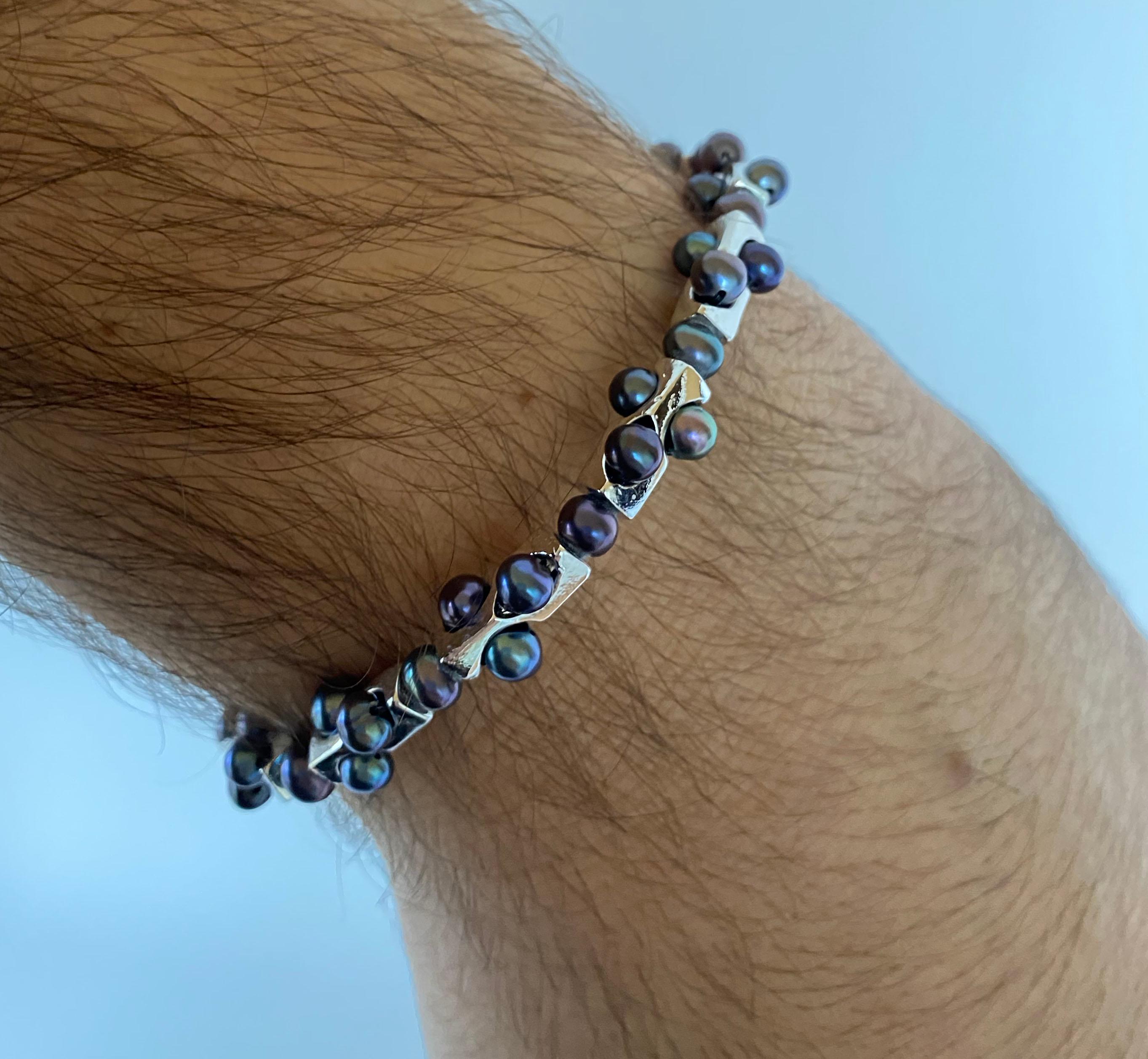 Contemporaneo Marina J. Bracciale unisex con perle nere e perline placcate in oro in argento sterling in vendita