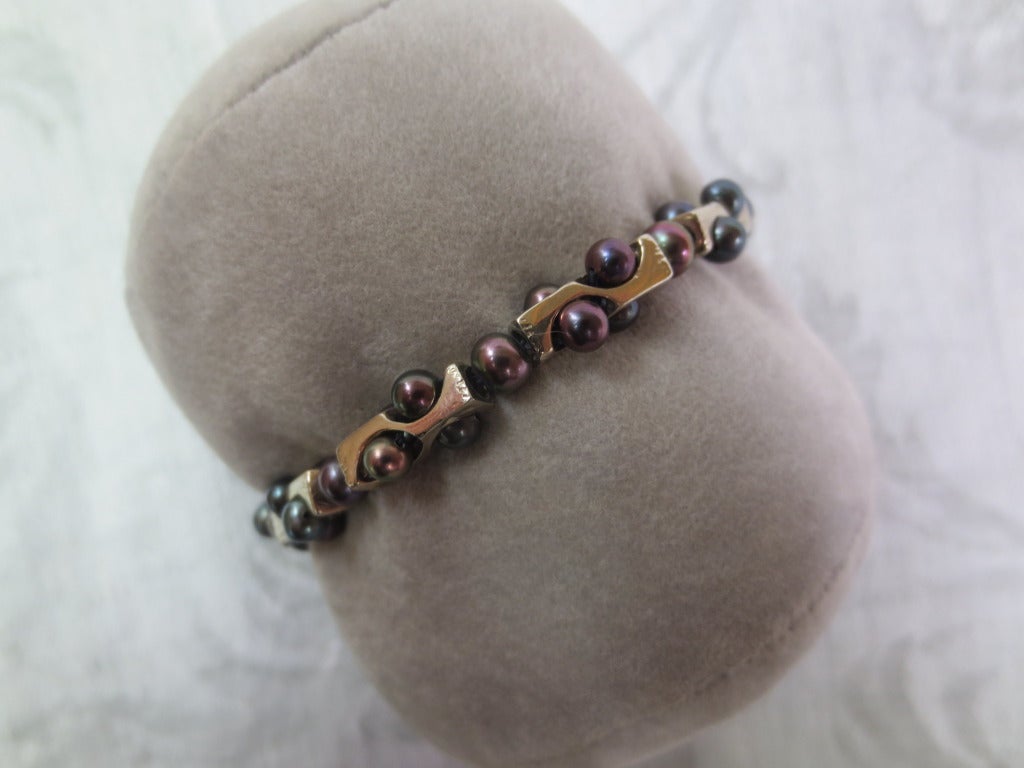 Perlina Marina J. Bracciale unisex con perle nere e perline placcate in oro in argento sterling in vendita