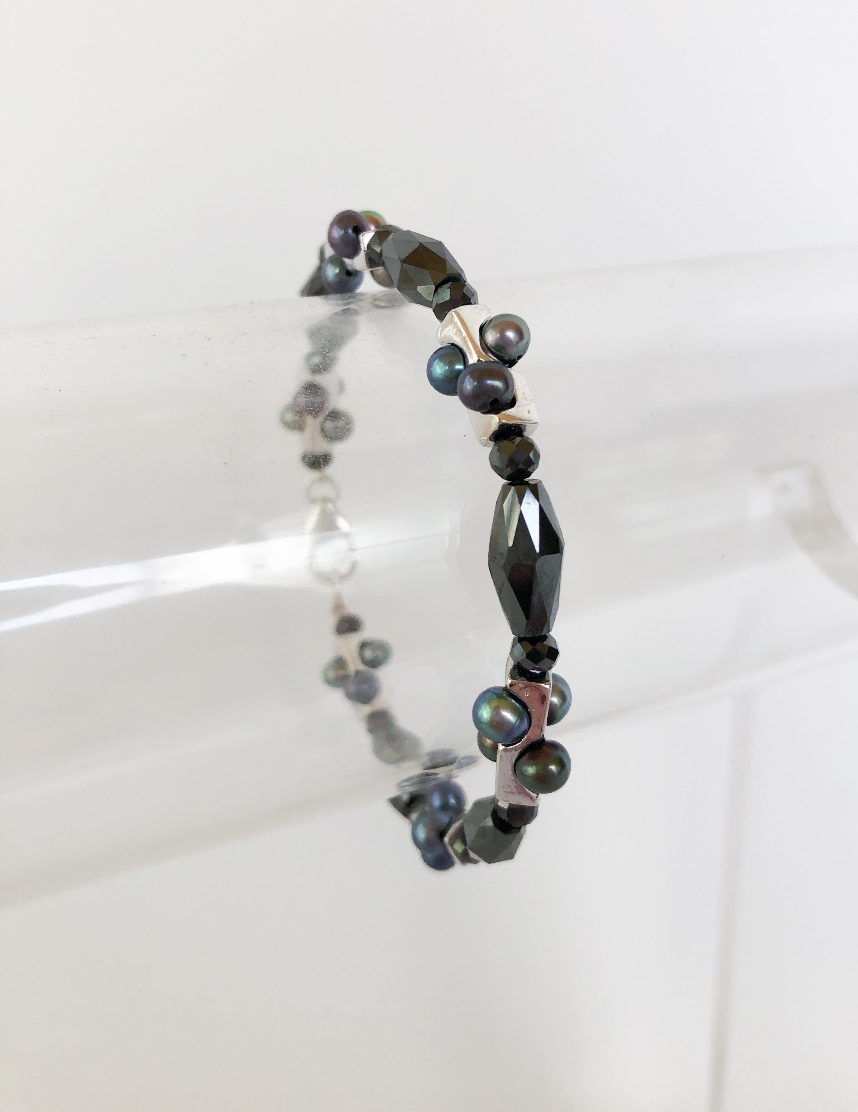 Artisan Marina J. Bracelet unisexe Infinity avec perles noires, spinelle noire et or blanc 14 carats en vente