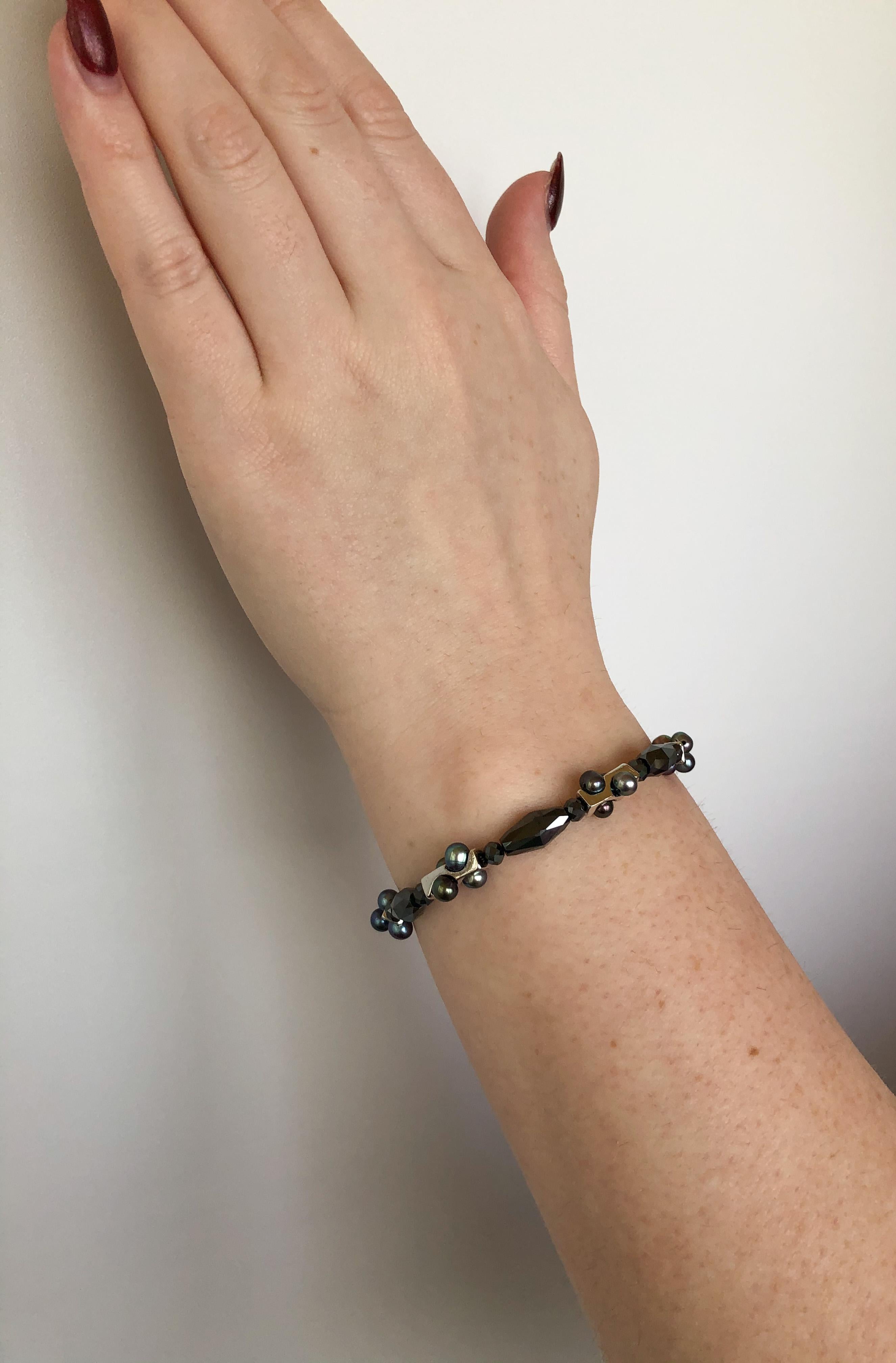 Taille brillant Marina J. Bracelet unisexe Infinity avec perles noires, spinelle noire et or blanc 14 carats en vente