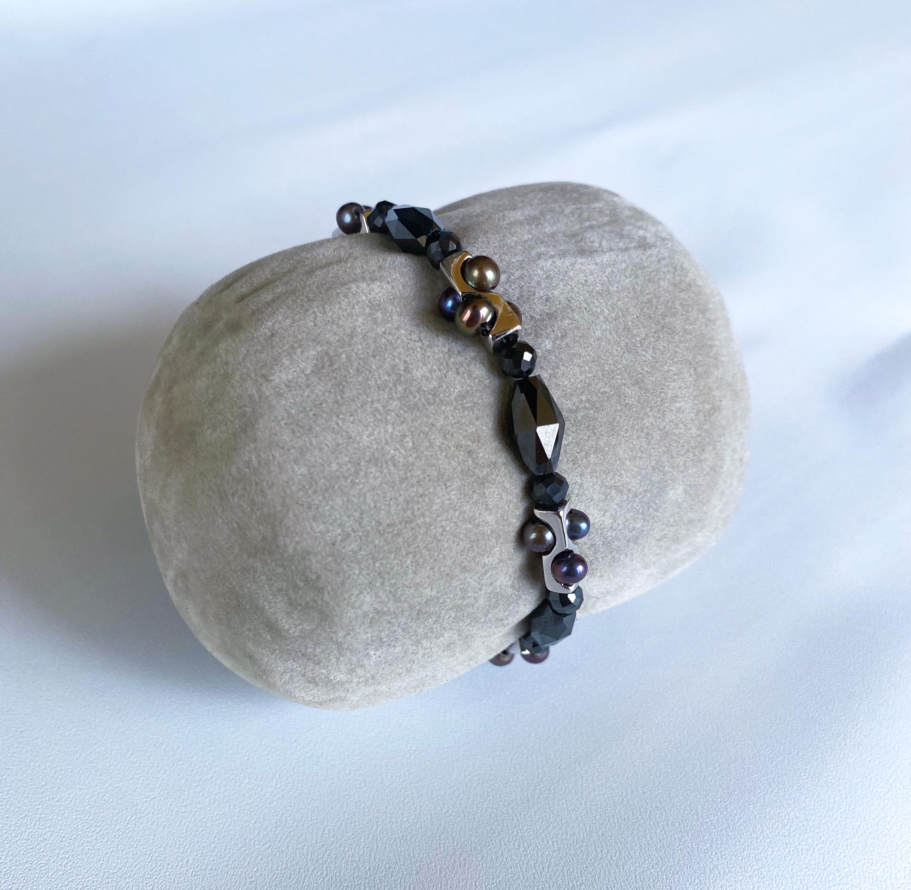 Marina J. Bracelet unisexe Infinity avec perles noires, spinelle noire et or blanc 14 carats en vente 2