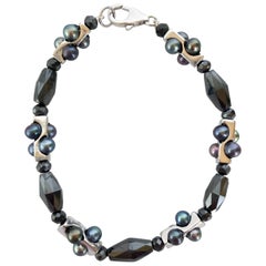 Marina J., Unisex-Armband Unendlichkeit mit schwarzen Perlen, schwarzem Spinell und 14 Karat Weißgold