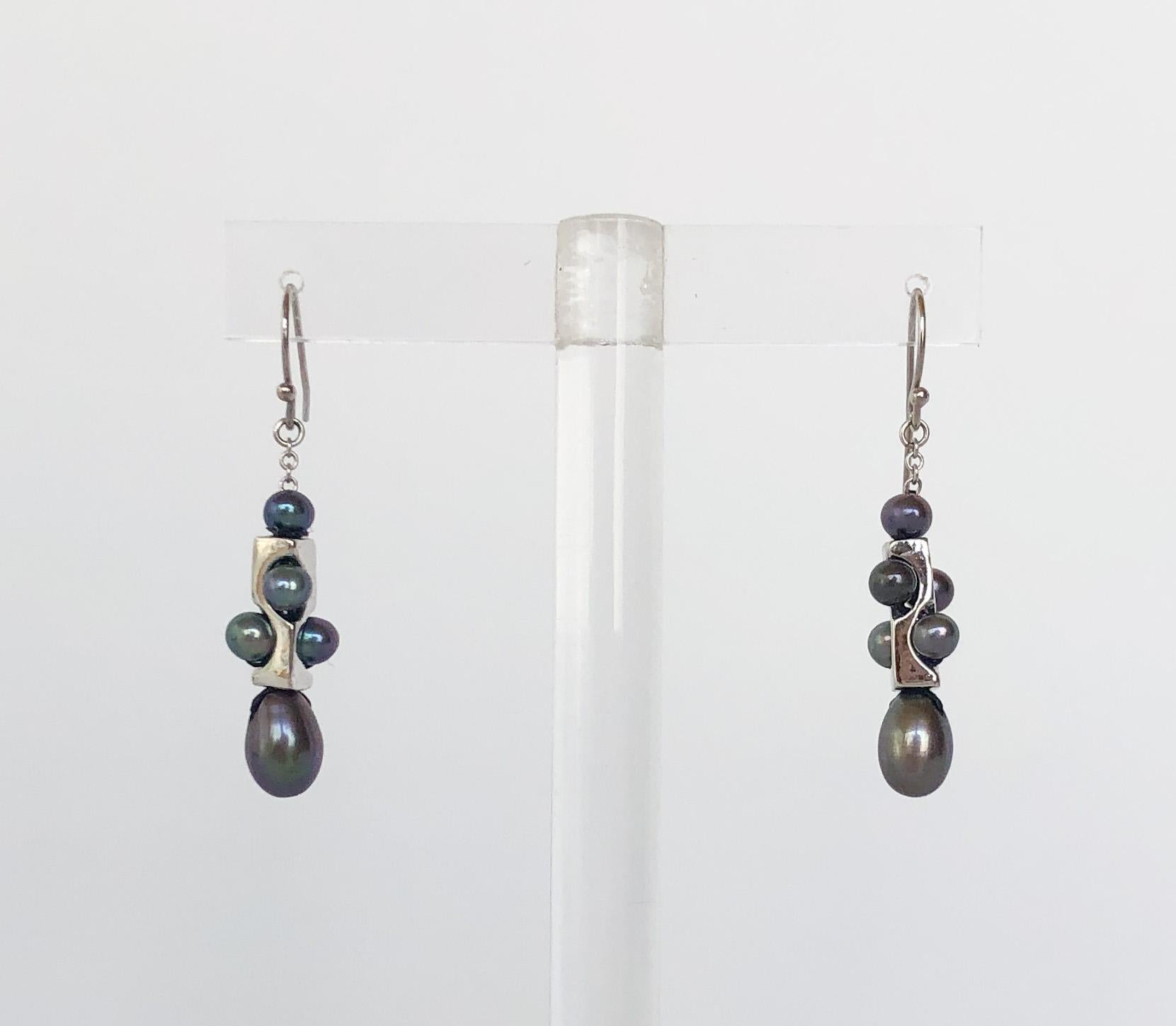 Marina J. Unisex Unendlichkeits-Ohrringe mit schwarzen Perlen und 14 Karat Weißgold (Kunsthandwerker*in) im Angebot