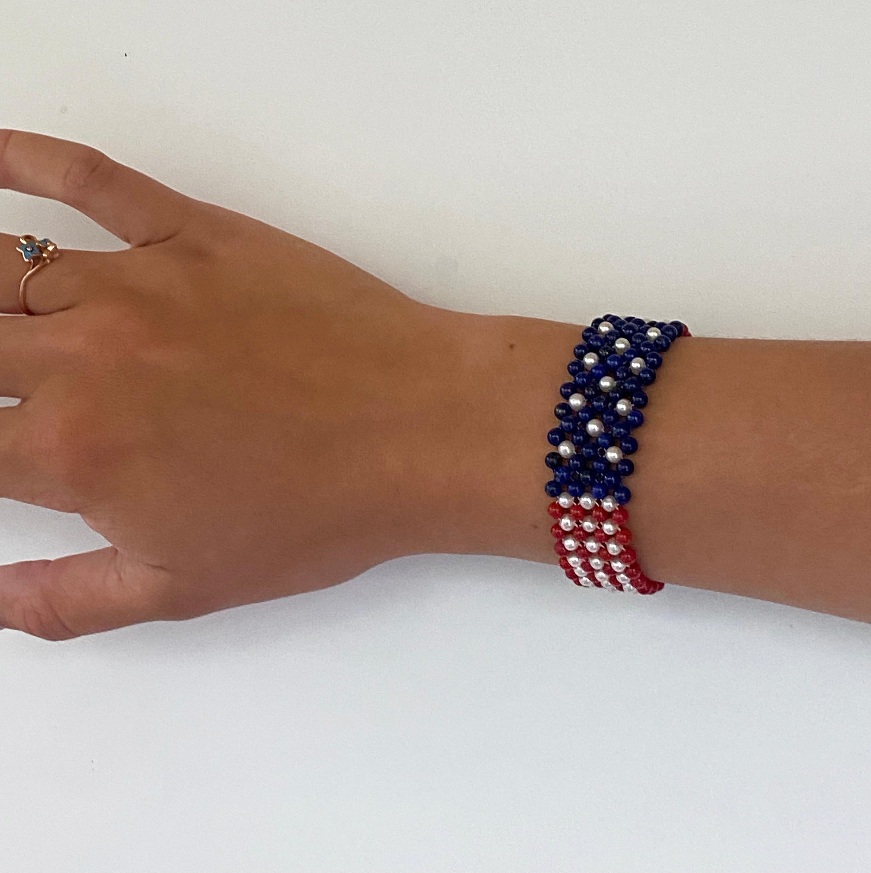 Perle Marina J. Bracelet unisexe unisexe en or 14 carats avec perles, lapis et corail tissé du drapeau américain en vente