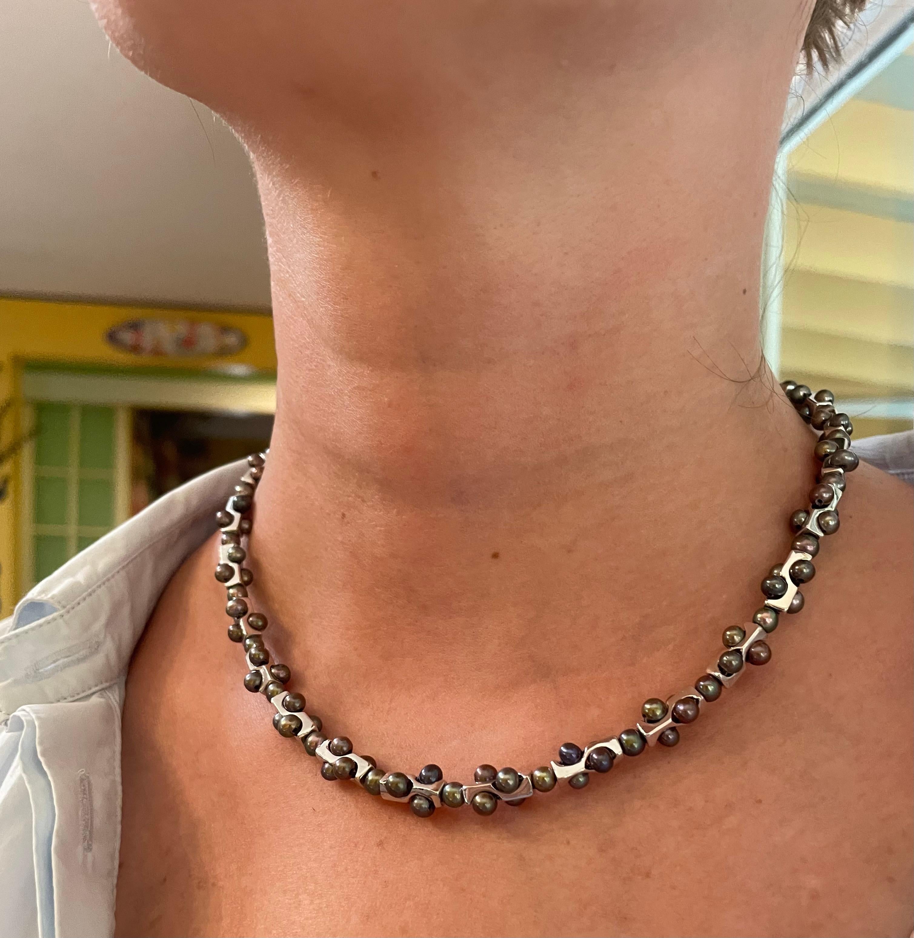 Moderno Marina J. Collana di perle nere geometriche in argento da uomo con chiusura regolabile in vendita
