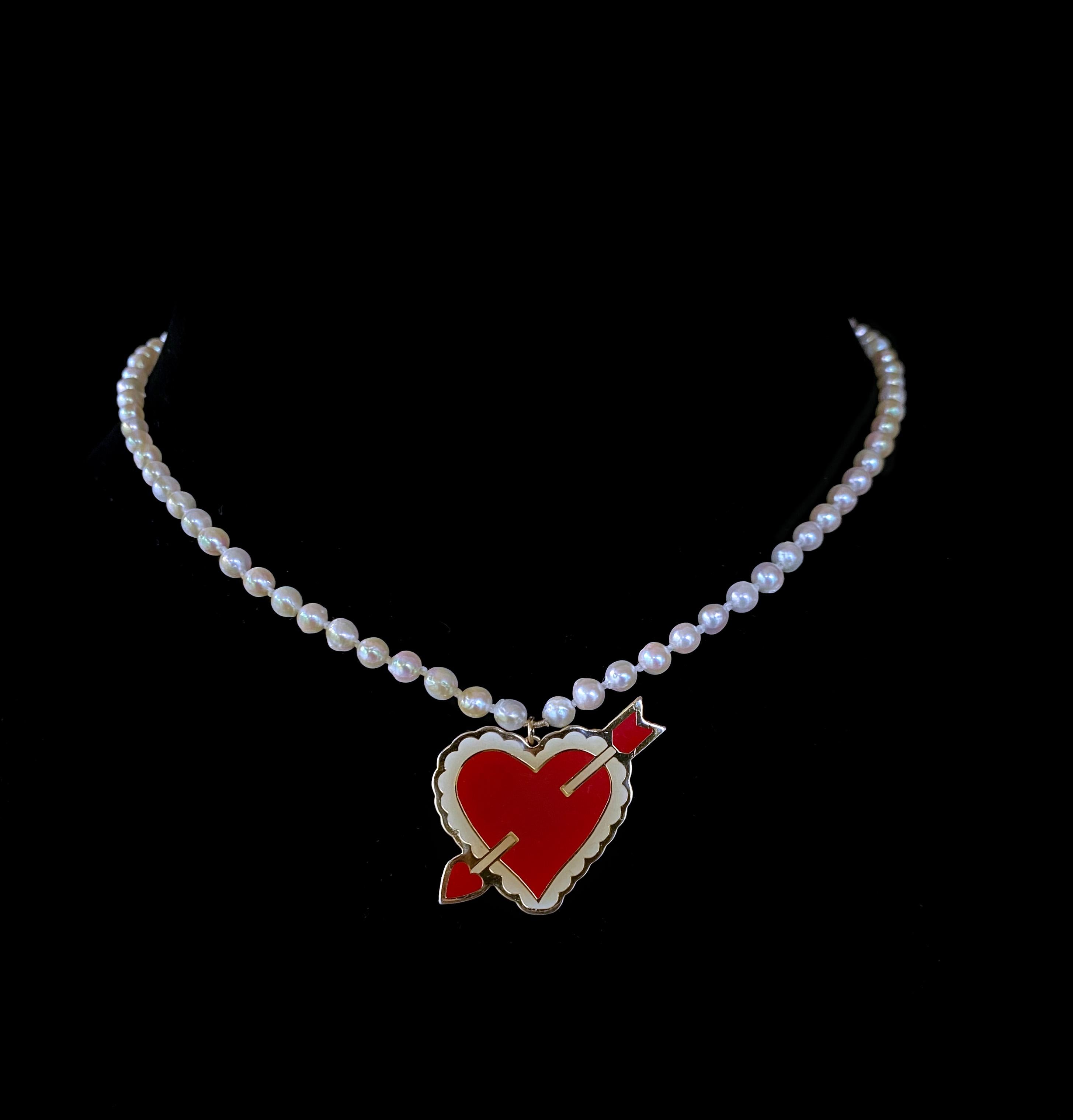 Schlichte und verspielte Halskette von Marina J. Diese Halskette zeigt einen hochglänzenden Vintage-Valentins-Emaille-Anhänger mit einem dekorativen Herz, das von einer Schleife durchzogen ist. Dieser Anhänger wurde in eine kleine Zuchtperlenkette