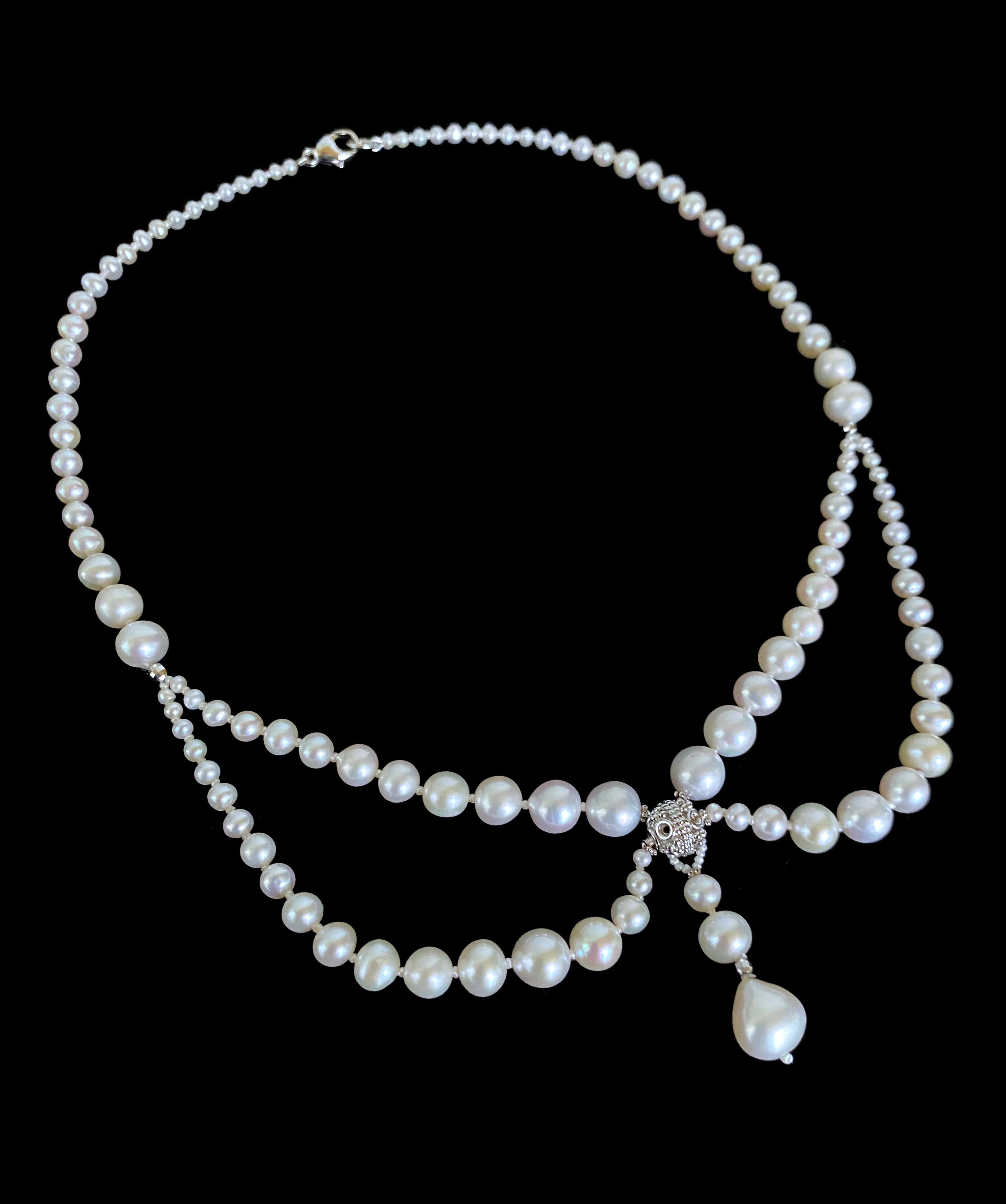 Wunderschöne viktorianisch inspirierte Halskette von Marina J. Dieses reizende Stück verfügt über eine rhodinierte, versilberte, filigrane Perle, die das Herzstück bildet. Um ihn herum sind Stränge aus abgestuften Perlen drapiert, die ihm einen