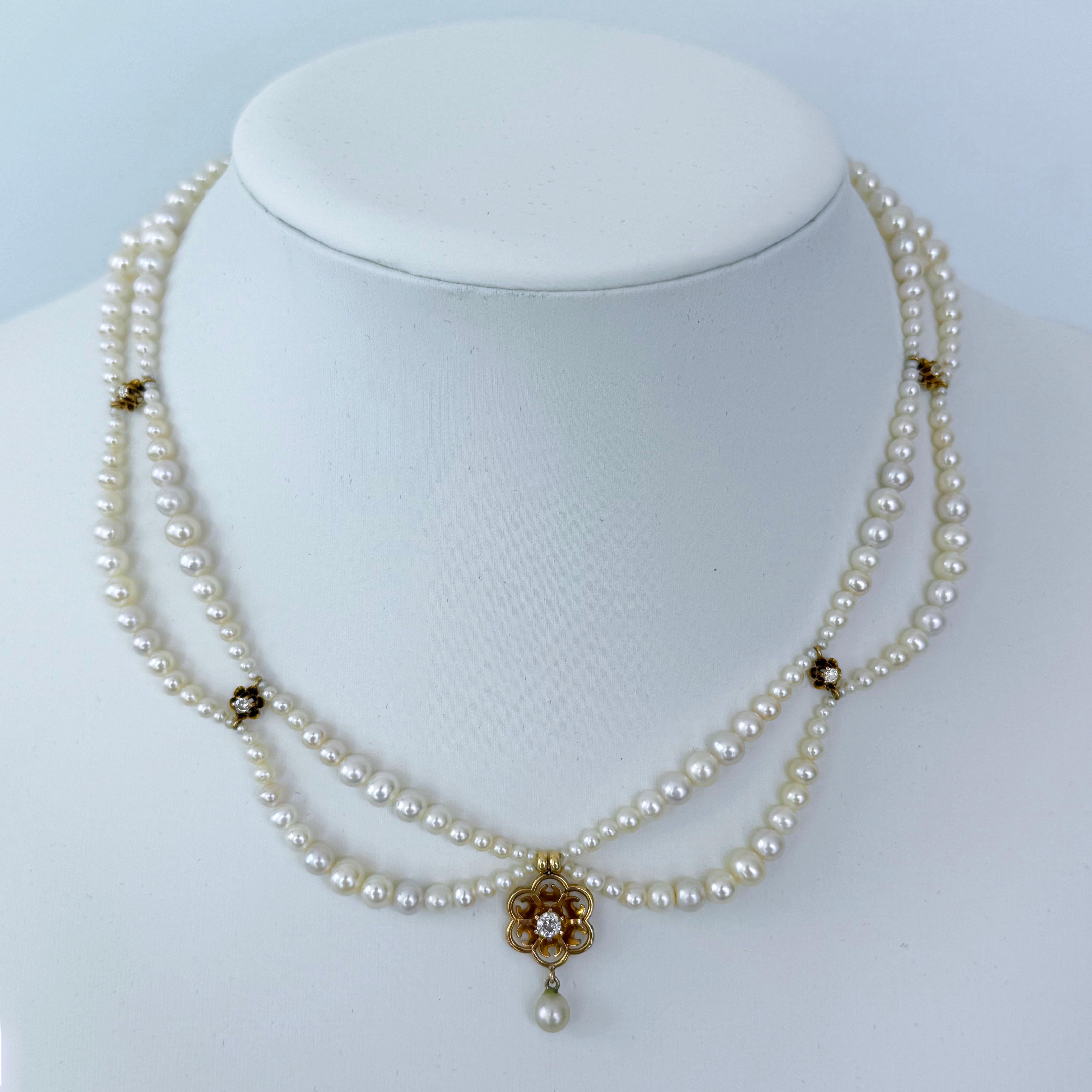 Pezzo unico di Marina J.
Questa collana è realizzata con tutte perle, di dimensioni graduate per mostrare un aspetto simile a un pizzo drappeggiato, ispirato ai gioielli vittoriani del vecchio mondo.
Un'antica collana in oro giallo massiccio 10k con