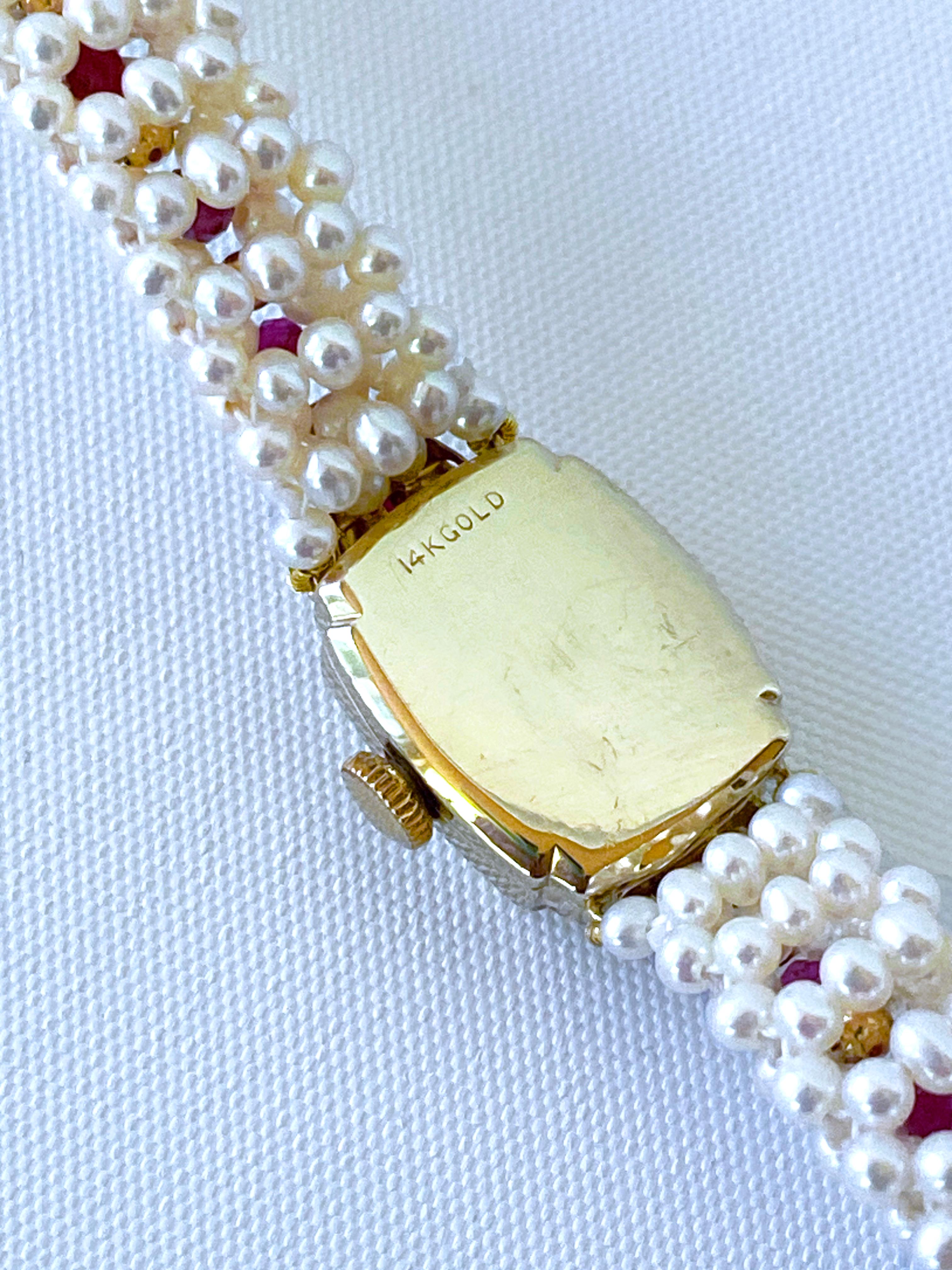 Cette magnifique montre vintage à cadran est transformée en une pièce intemporelle et élégante en perles, rubis et or jaune 14 carats. Estampillée et fabriquée en or jaune 14 carats massif, cette montre intemporelle est ravivée par des rubis