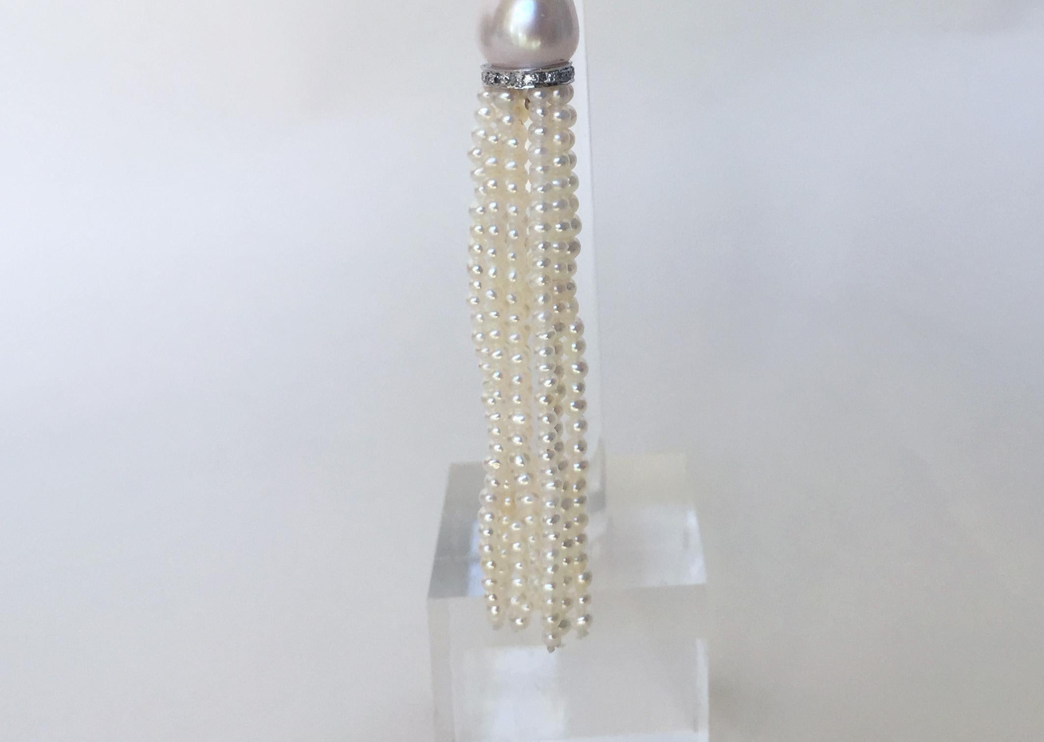 Perlina Marina J. Orecchini con nappe di perle coltivate bianche e oro bianco 14 carati  in vendita